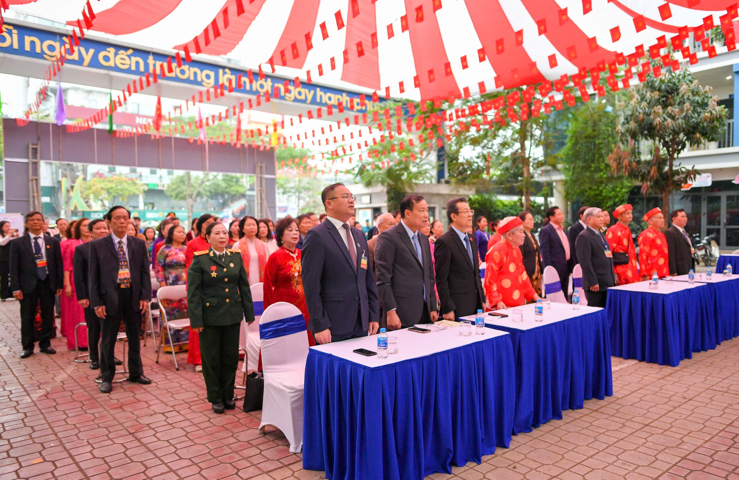 Các đại biểu tiến hành chào cờ trước khi khai mạc b