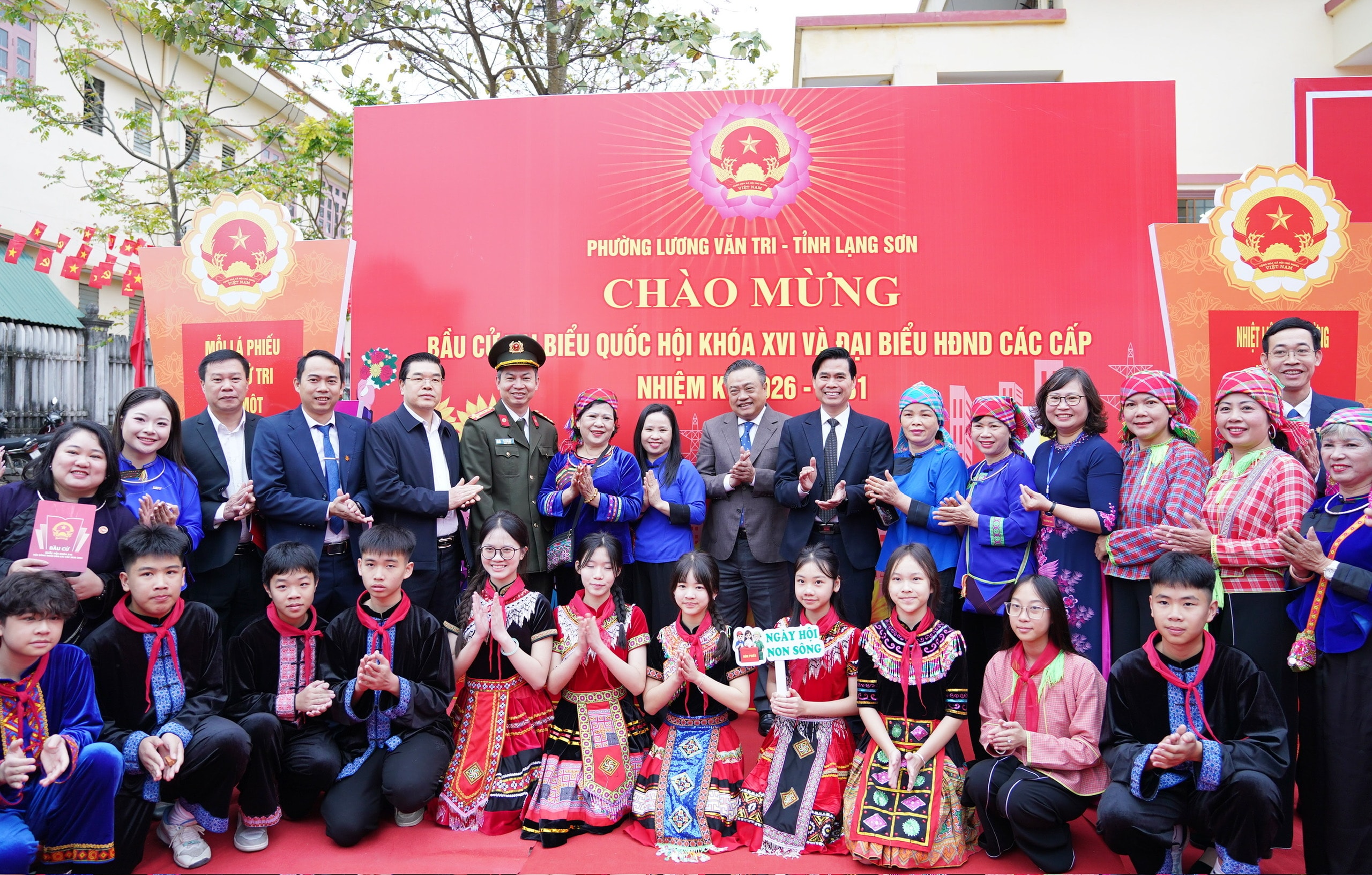 1. 政治局員、党中央委員会書​​記、中央監察委員会委員長のトラン・シー・タイン氏と、党中央委員会員、省党委員会書記、ランソン省選挙運営委員会委員長のホアン・クオック・カイン氏（写真）。