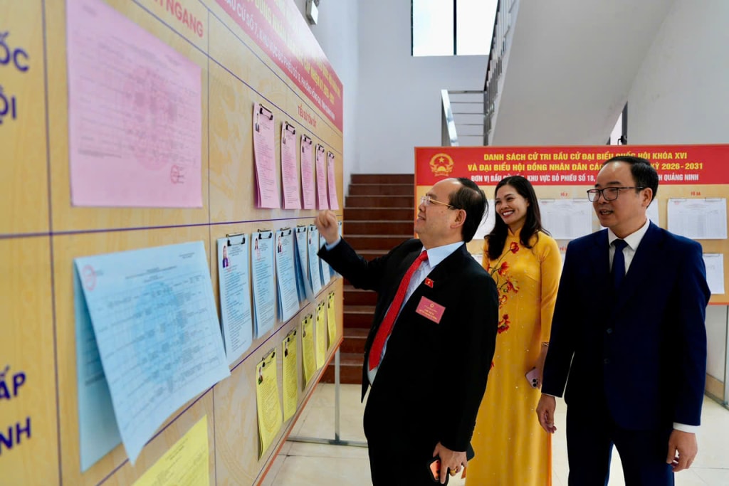 Ủy viên Trung ương Đảng, Bí thư Tỉnh ủy, Trưởng Đoàn ĐBQH tỉnh, Trưởng Ban Chỉ đạo, Chủ tịch Ủy ban Bầu cử tỉnh Quản Minh Cường kiểm tra tại khu vực bỏ phiếu số 18, phường Hồng Gai