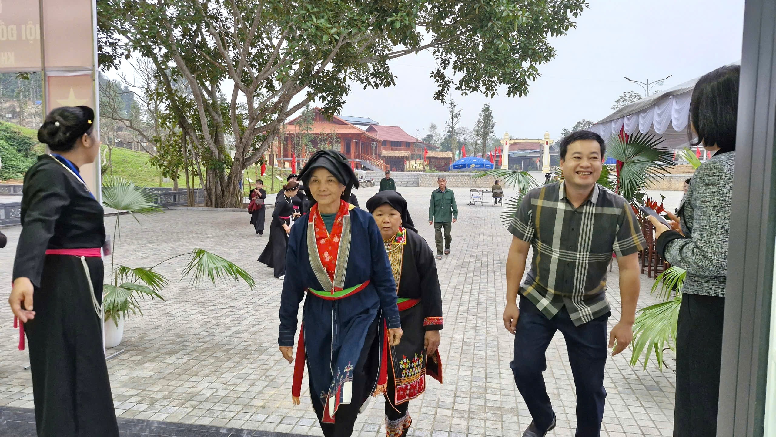 Cử tri ba xóm Khuôn Tát, Đèo De và Tỉn Keo đến điểm bầu cử từ rất sớm để thực hiện quyền công dân.