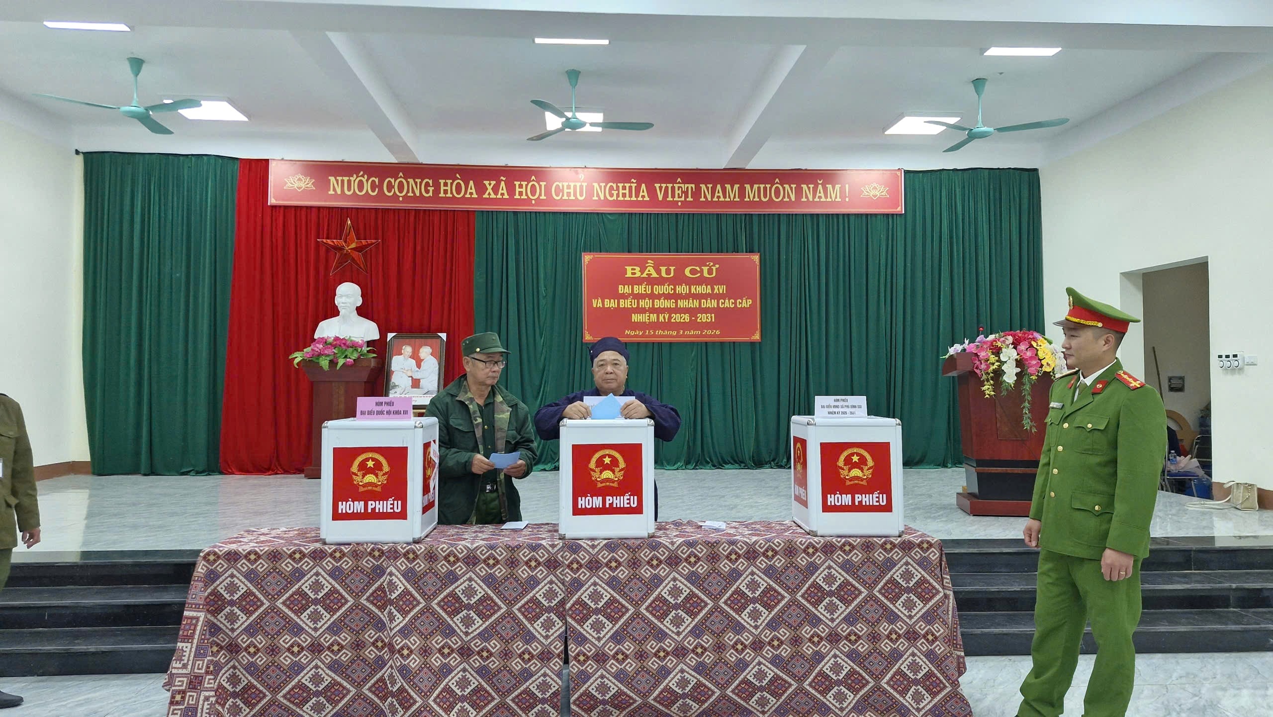 Ông Ma Tuấn Hoa, cử tri bỏ lá phiếu đầu tiên