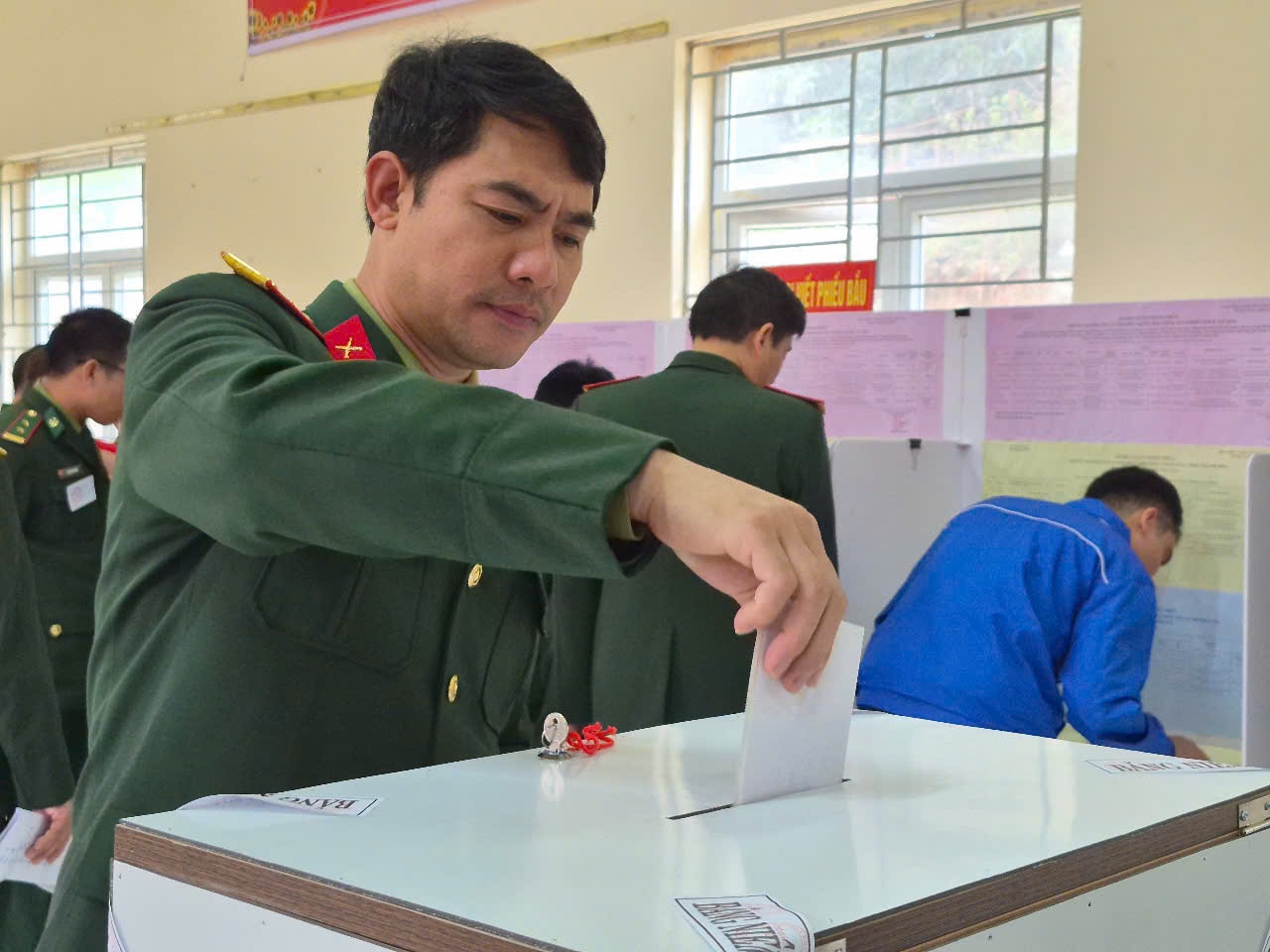 Các chiến sĩ của Đoàn Kinh tế - Quốc phòng 5 tham gia bỏ phiếu tại Tổ bầu cử số 3, tại nhà văn hóa thôn Buốn, xã Mường Lát. Ảnh: Đào Cảnh