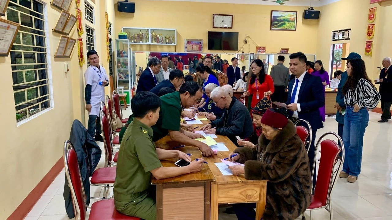 Các cử tri tại tổ bầu cử số 18, thôn An Thịnh, xã Mậu A tiến hành Bầu cử