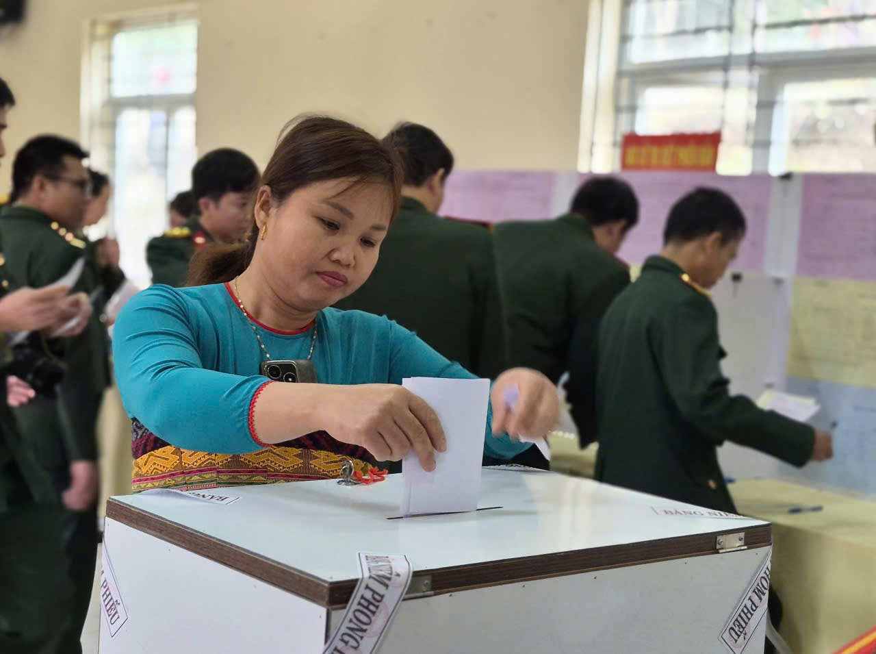 Los votantes vistieron atuendos tradicionales para emitir su voto, expresando así su honor y orgullo en este día tan importante.