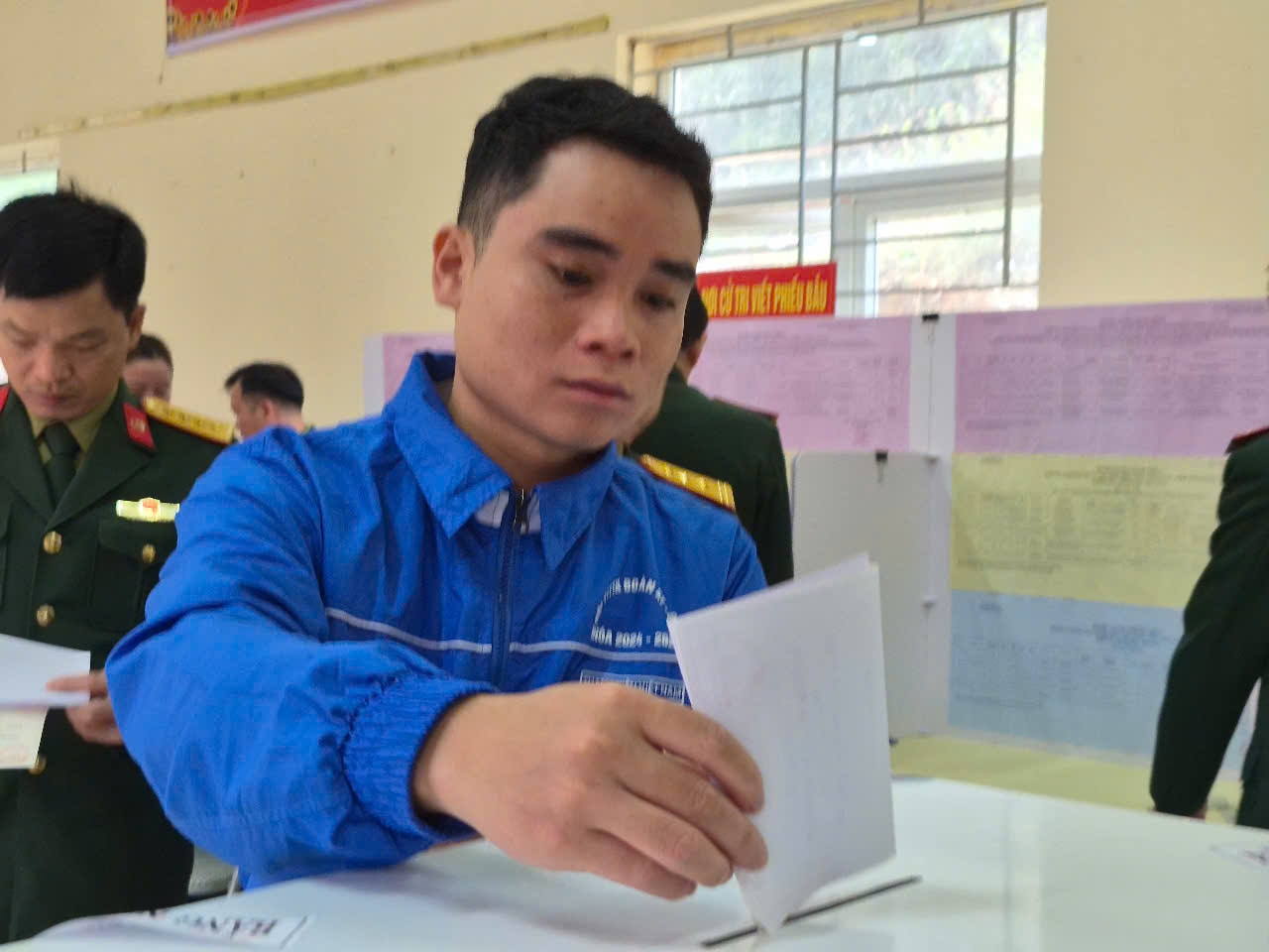 Những lá phiếu đầu tiên của cử tri thôn Buốn, xã Mường Lát (Ảnh: Đào Cảnh)