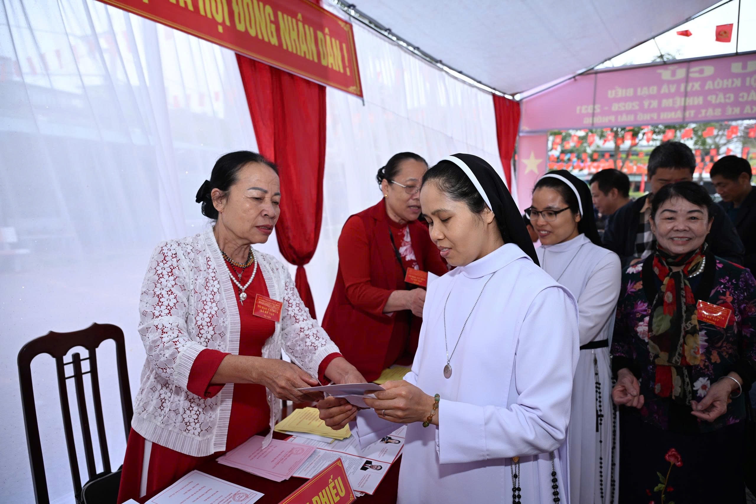 Cử tri được hướng dẫn thực hiện bầu cử