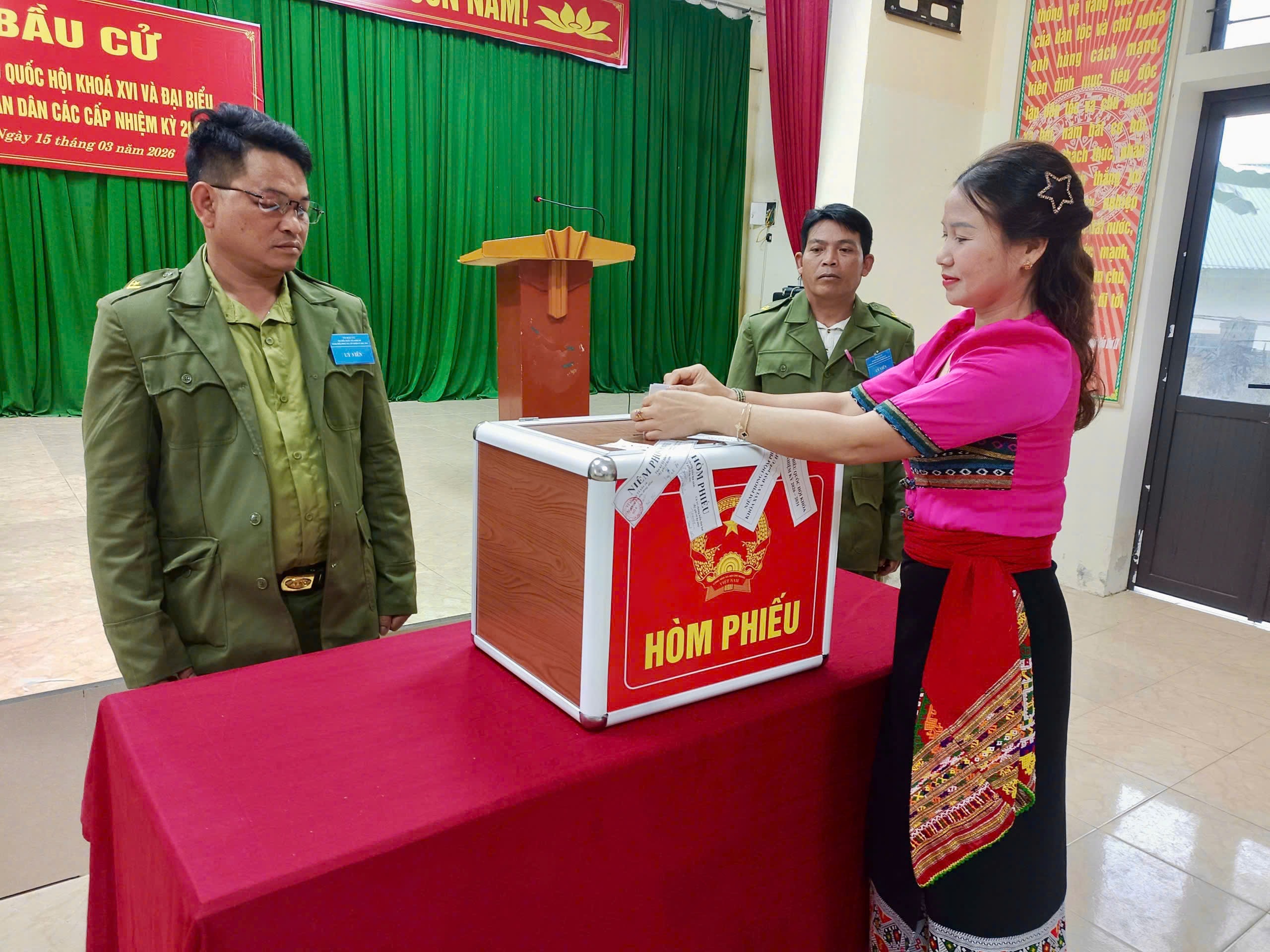 Cử tri Lô Thị Tinh (bản Thanh Dương) tham gia bỏ phiếu bầu cử. Ảnh: H.P