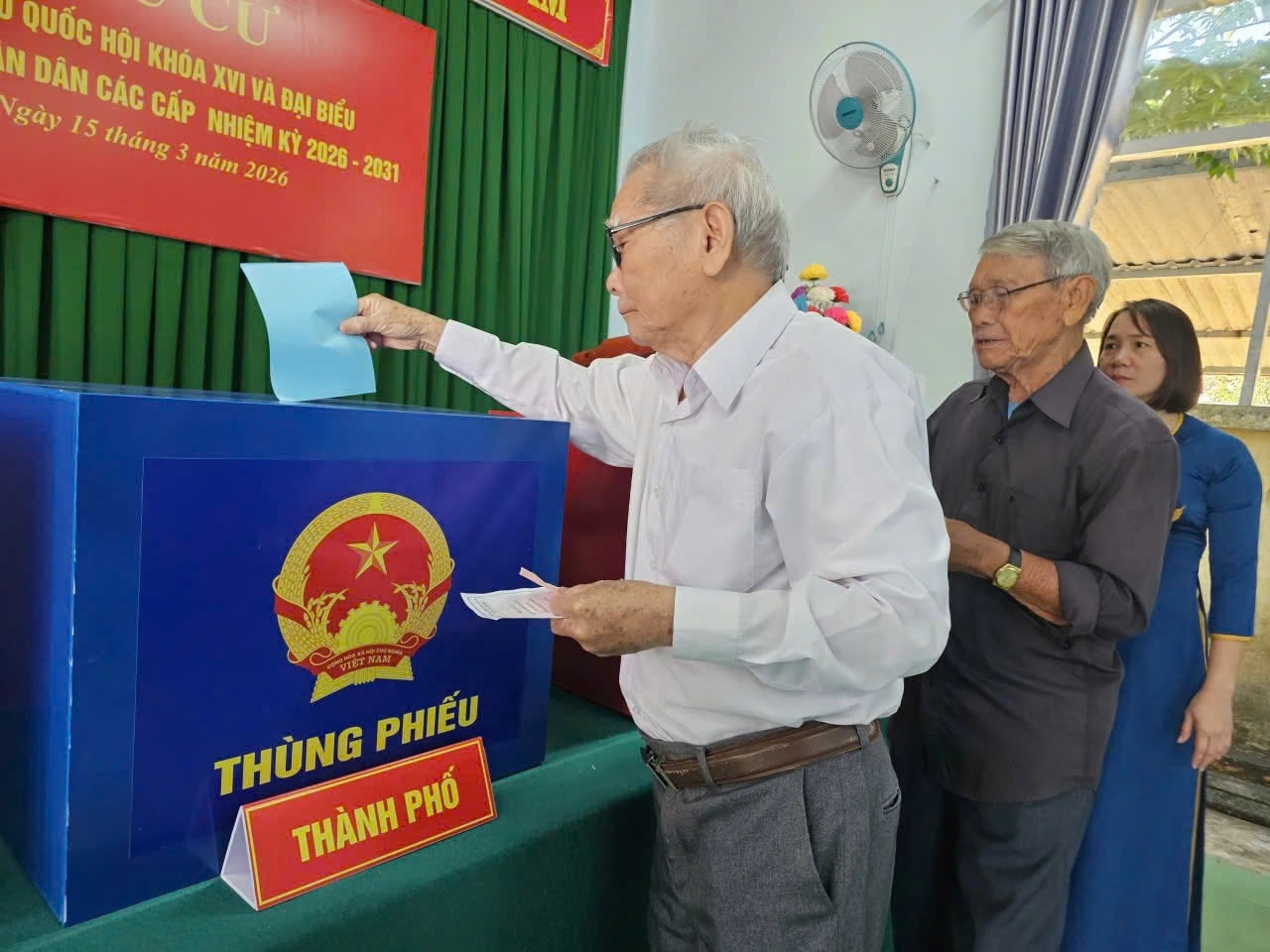 Cụ Hoàng Xuân Hiến, cử tri phường Bà Rịa dậy từ sớm để đến điểm bầu cử bỏ phiếu