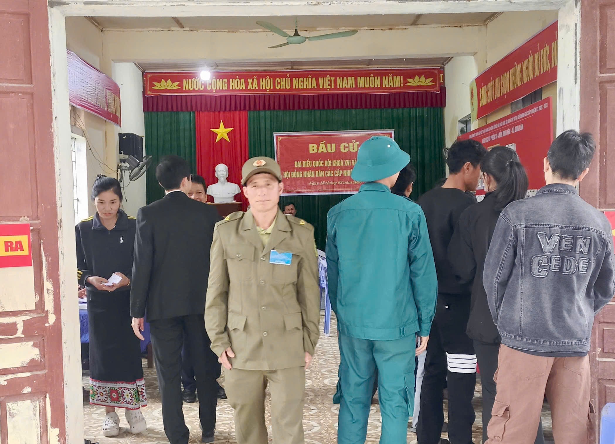 Cử tri bản Bình Yên bỏ phiếu xong.
