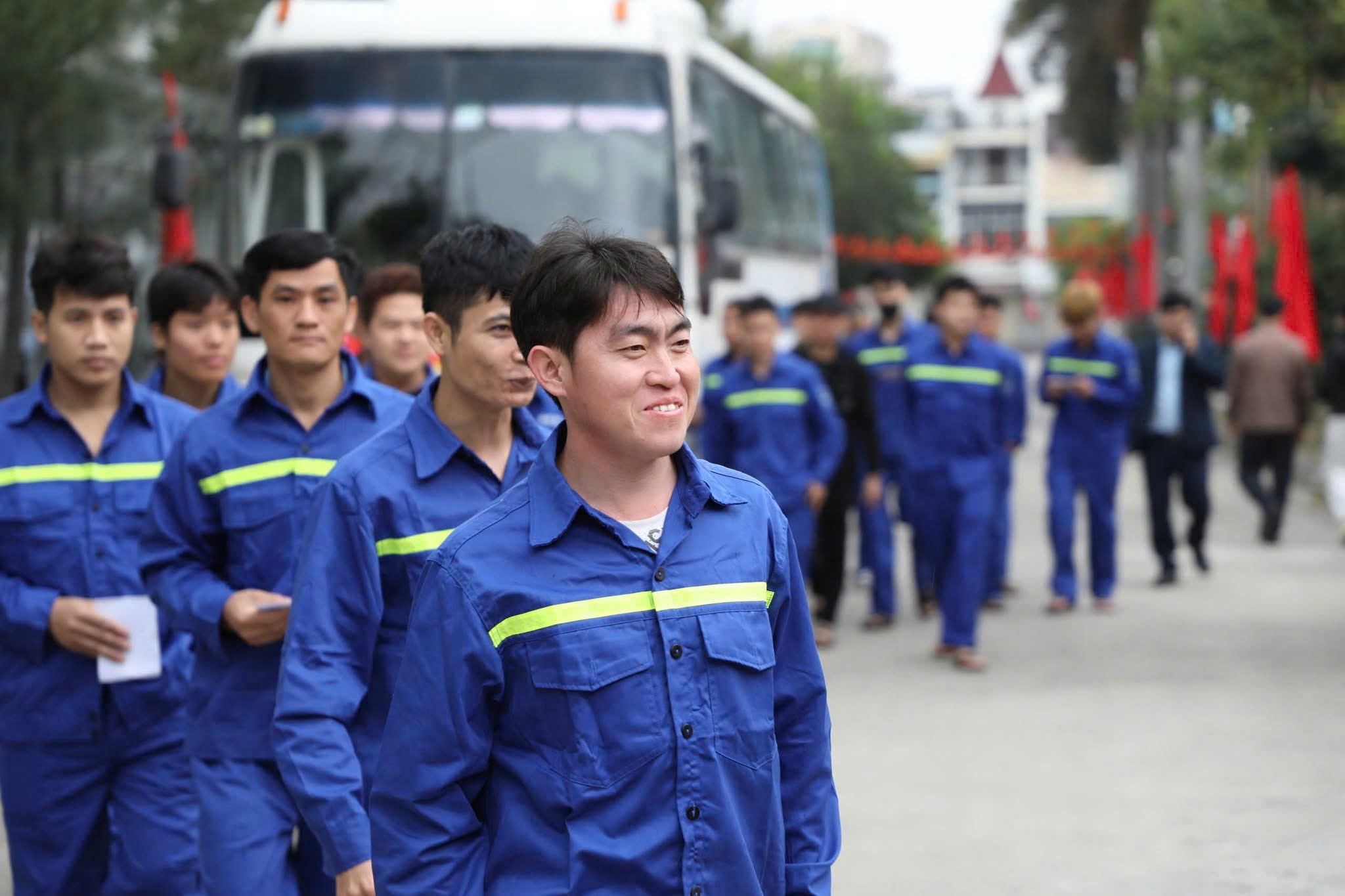 Hình ảnh những người thợ mỏ trong màu áo công nhân có mặt tại điểm bỏ phiếu từ sớm đã góp phần tạo nên nét rất riêng của ngày hội bầu cử ở vùng Than. Ảnh: T. Nguyên