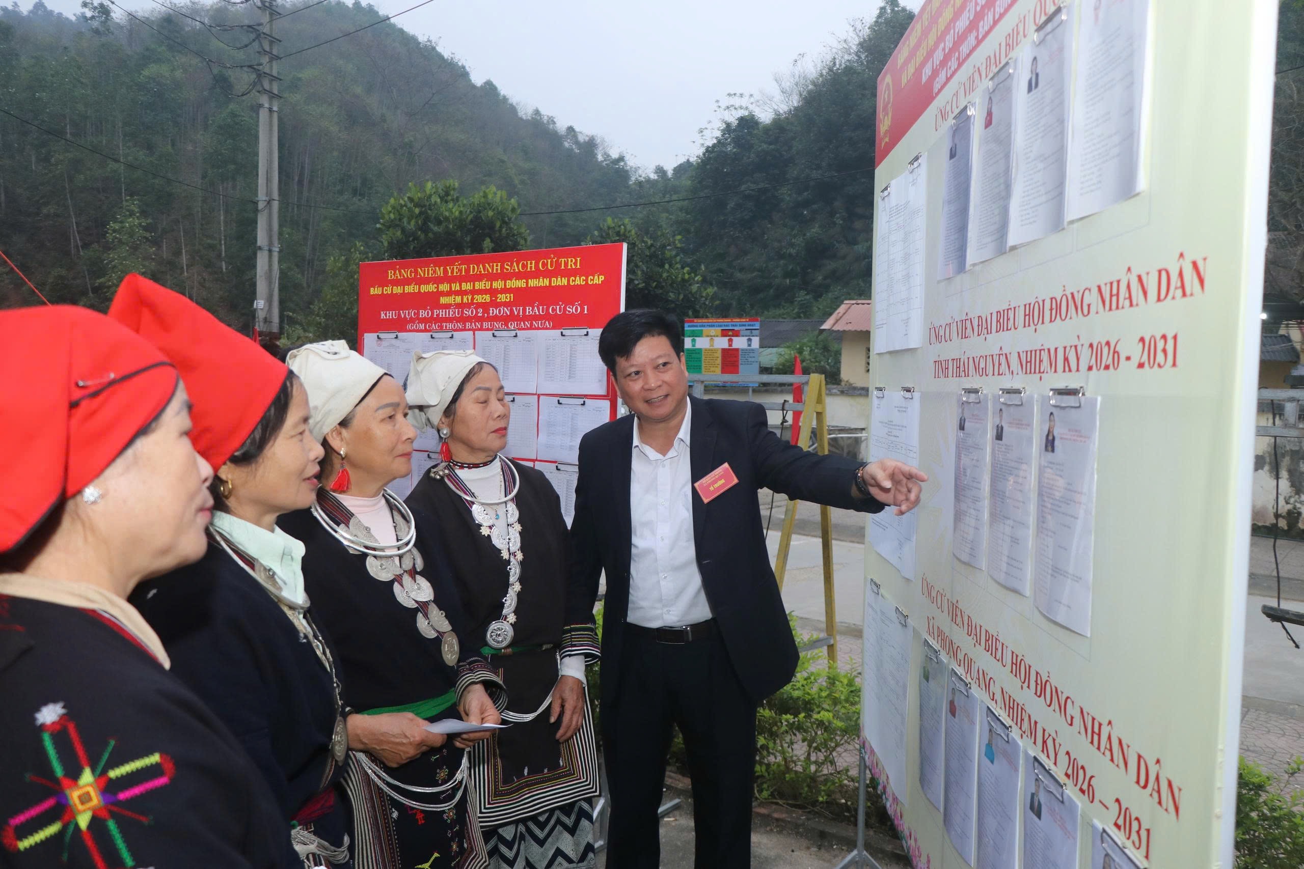 Khu vực bầu cử số 2, xã Phong Quang, gần 600 cử tri, chủ yếu là đồng bào dân tộc Dao đã có mặt từ sớm để tham gia bỏ phiếu. Ảnh: Đồng Văn Thưởng