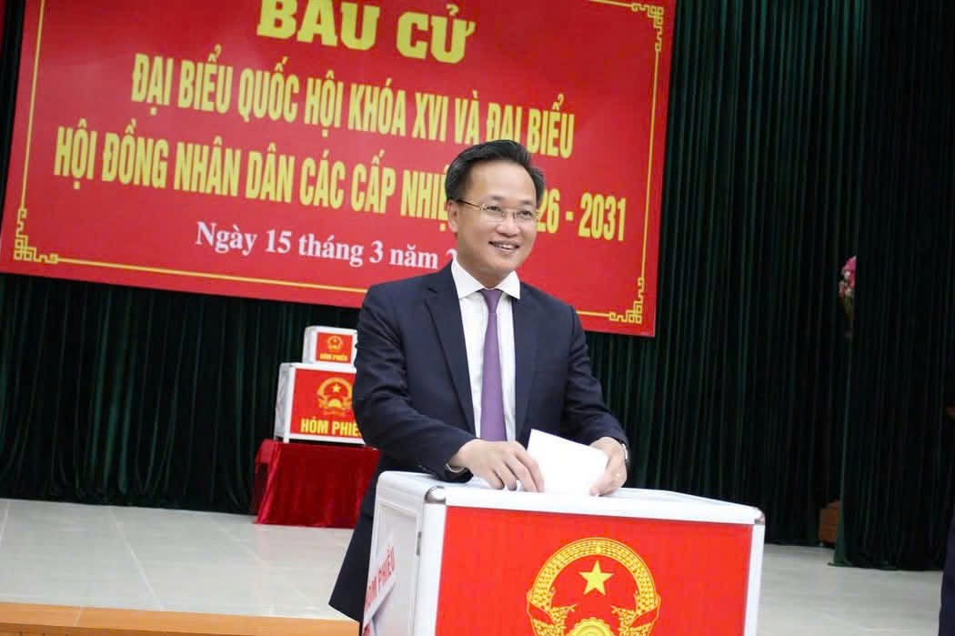 Bí thư Nguyễn Hữu Nghĩa bỏ phiếu bầu