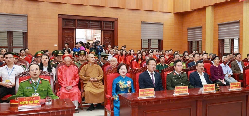 Bí thư Tỉnh ủy Nguyễn Hữu Nghĩa và các đại biểu dự lễ khai mạc tại Khu vực bỏ phiếu số 14, Đơn vị bầu cử số 4, tổ dân phố Yên Tập (phường Mỹ Hào)