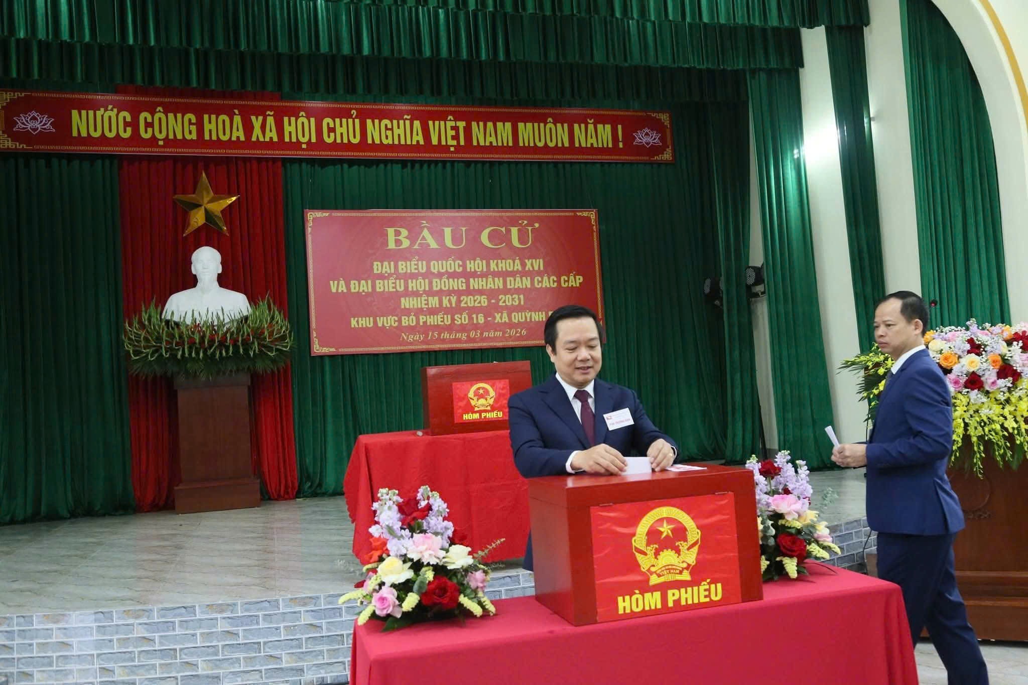 Ủy viên Trung ương Đảng, Phó Bí thư Tỉnh ủy, Chủ tịch UBND tỉnh Phạm Quang Ngọc bỏ phiếu tại khu vực bỏ phiếu số 16, xã Quỳnh Phụ 
