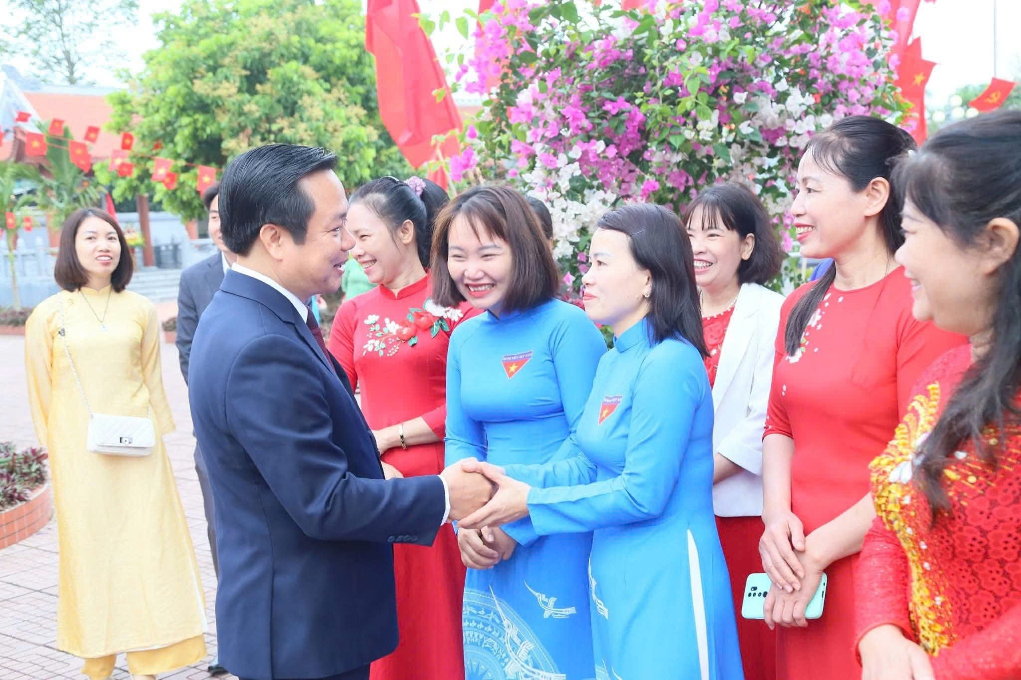 Ủy viên Trung ương Đảng, Phó Bí thư Tỉnh ủy, Chủ tịch UBND tỉnh Phạm Quang Ngọc trò chuyện cùng các cử tri và đại biểu tại khu vực bỏ phiếu 