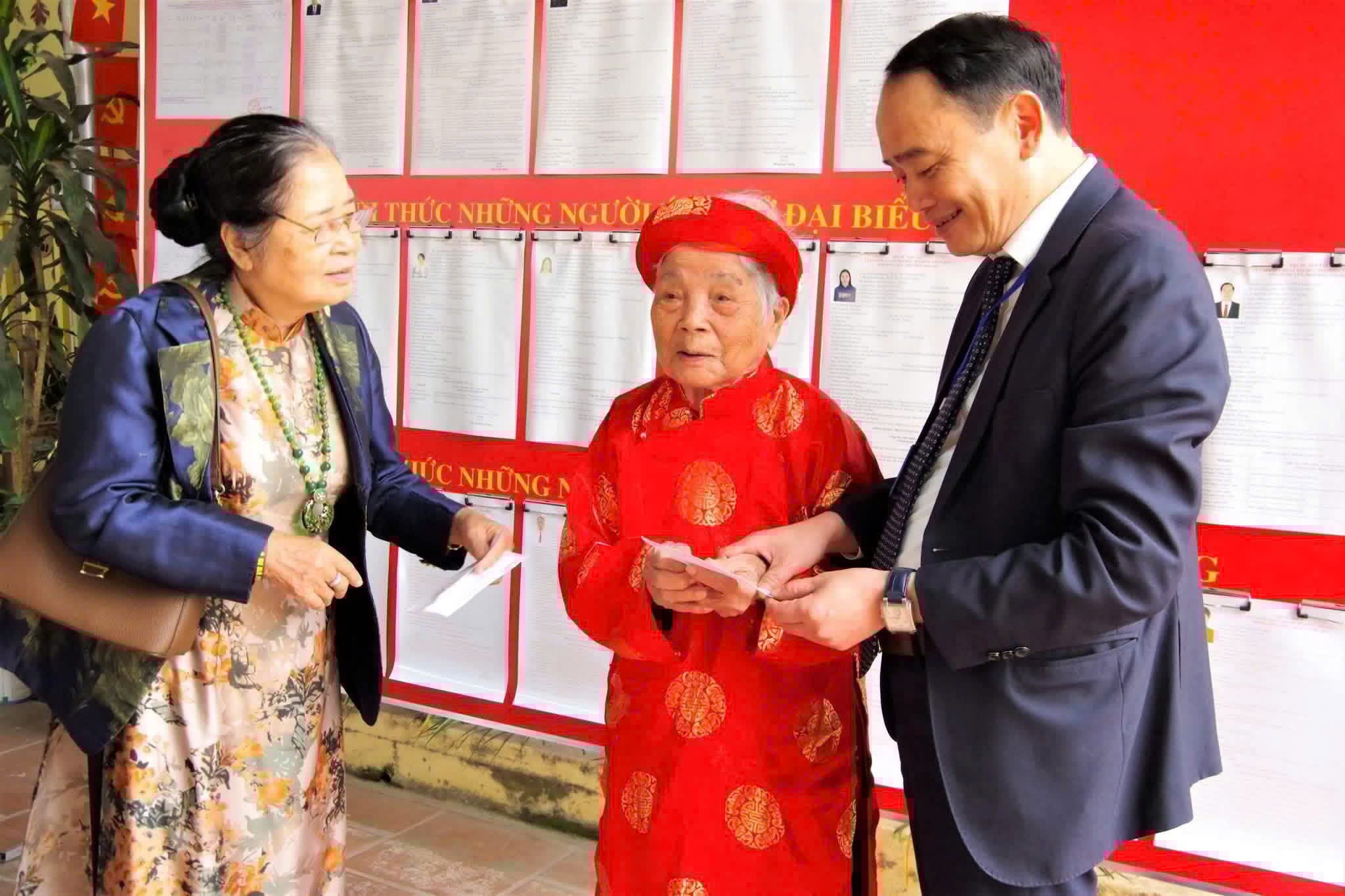 Cử tri cao tuổi tỉnh Hưng Yên đi bỏ phie