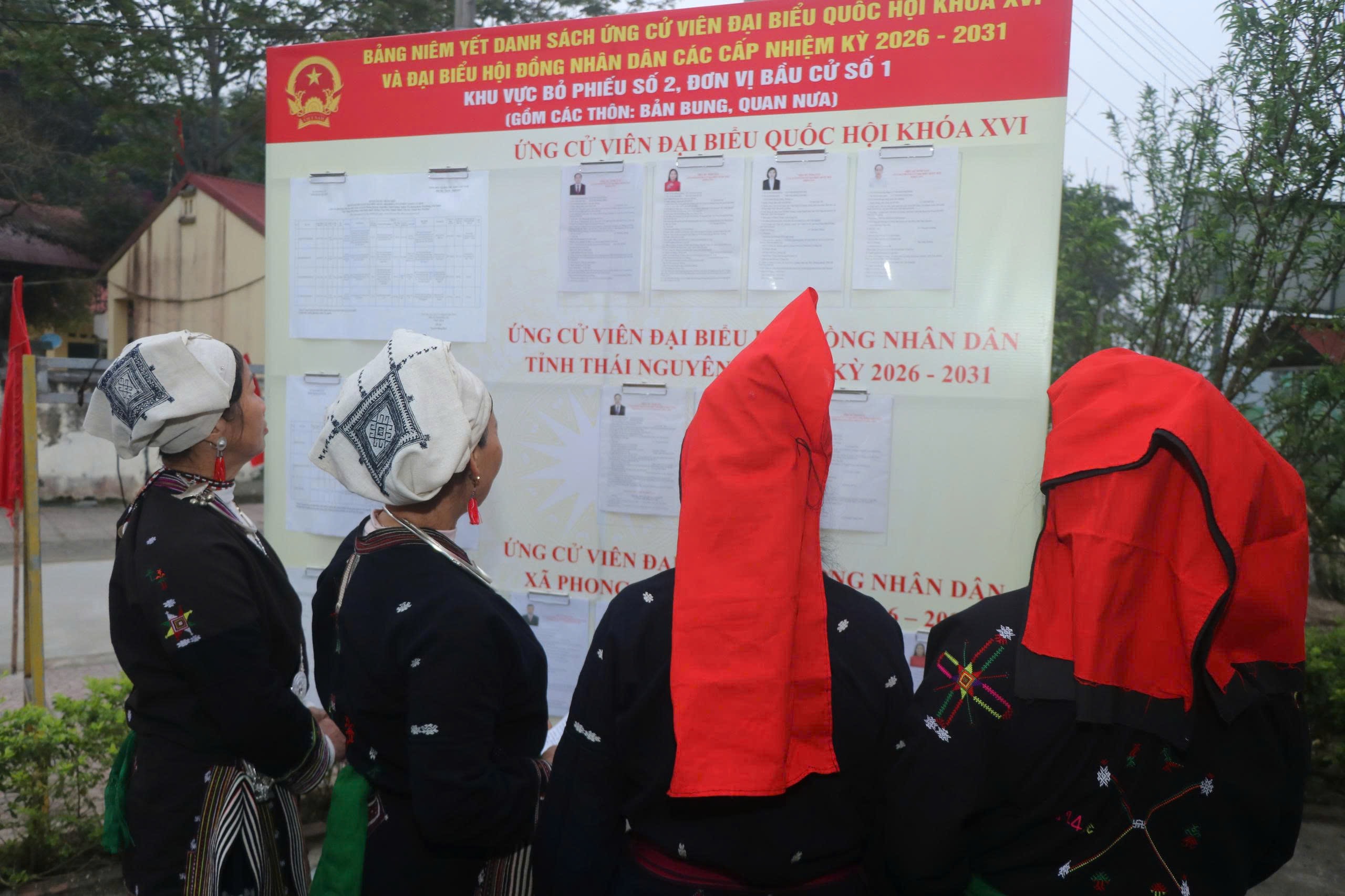 퐁꽝 면의 많은 소수민족 유권자들이 일찍 투표소에 도착했다. 사진: 동반 트엉.