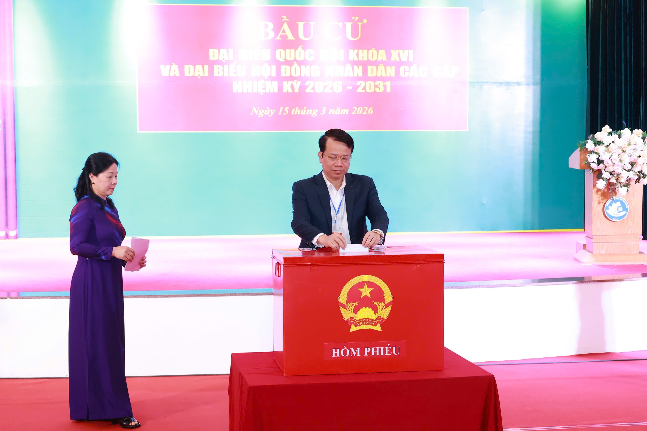 Phó Chủ tịch UBND tỉnh Thái Nguyên Dương Văn Lượng, bỏ phiếu tại khu vực bỏ phiếu số 25, phường Phan Đình Phùng.