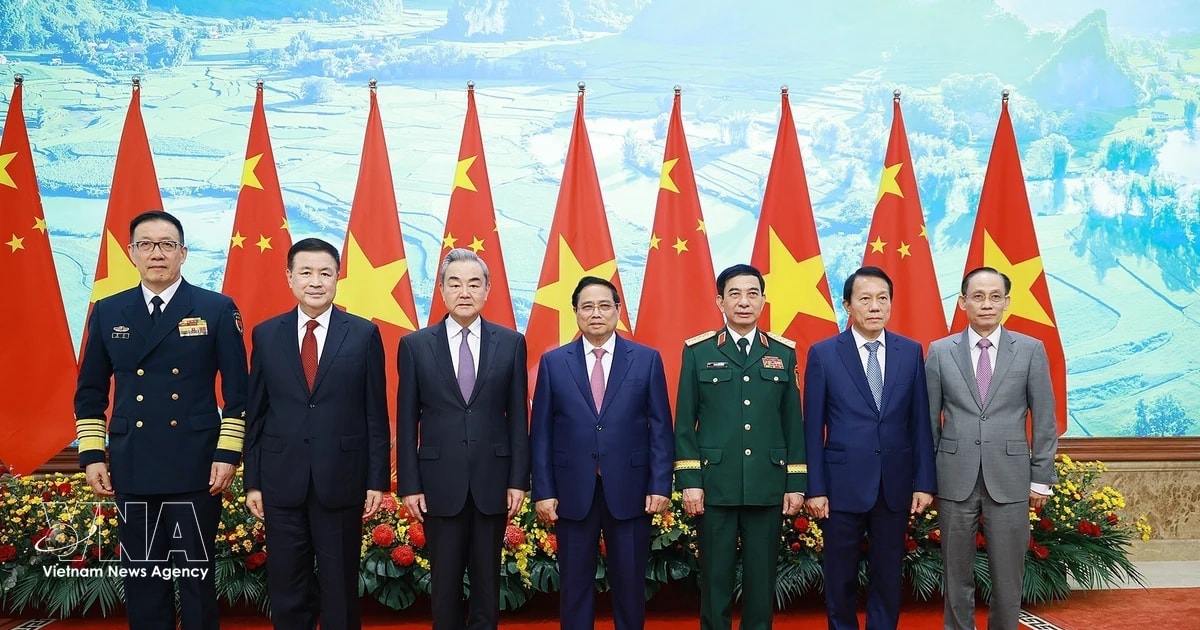 Prime Minister Pham Minh Chinh (centre) and the Vietnamese and Chinese ministers of foreign affairs, national defence and public security at the meeting in Hanoi on March 16. (Photo: VNA)