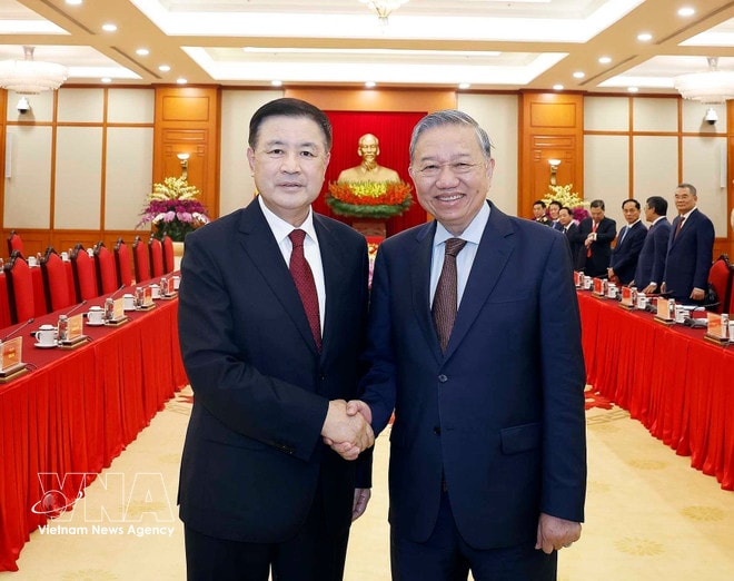 Party General Secretary To Lam welcomes Chinese Minister of Public Security Wang Xiaohong. (Photo: VNA) vnanet-cong-an.jpg