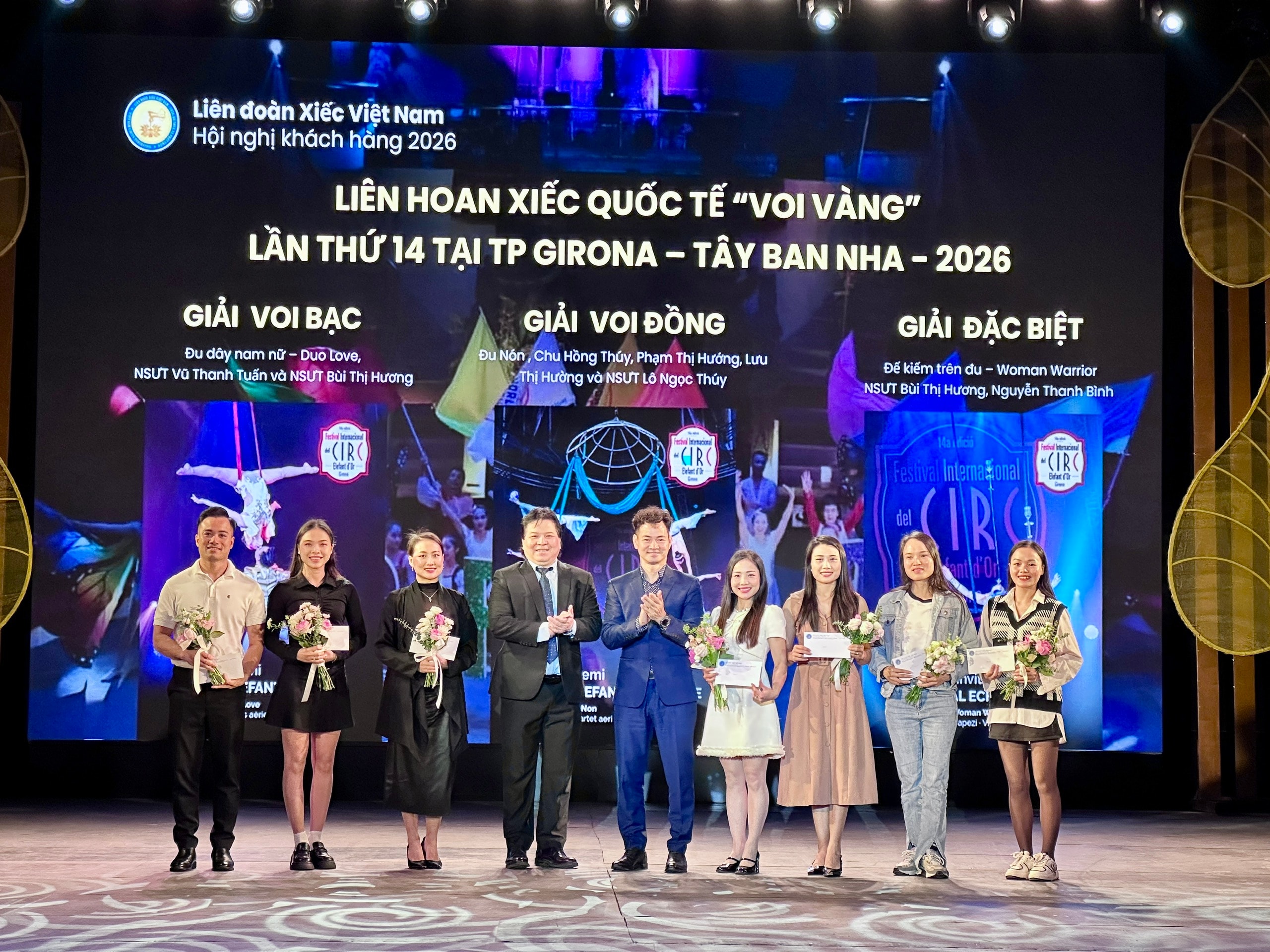 Cục trưởng Cục Nghệ thuật biểu diễn, NSND Nguyễn Xuân Bắc và Giám đốc Liên đoàn Xiếc Việt Nam, NSND Tống Toàn Thắng trao thưởng cho 7 nghệ sĩ đạt giải tại Liên hoan Xiếc quốc tế Con voi Vàng 2026 (Tây Ban Nha). Ảnh: HS