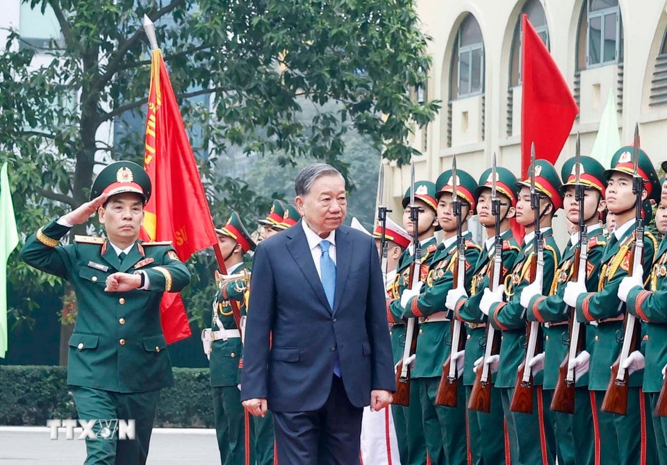 Lễ đón Tổng Bí thư Tô Lâm đến thăm và làm việc với Học viện Kỹ thuật quân sự. (Ảnh: Thống Nhất/TTXVN)