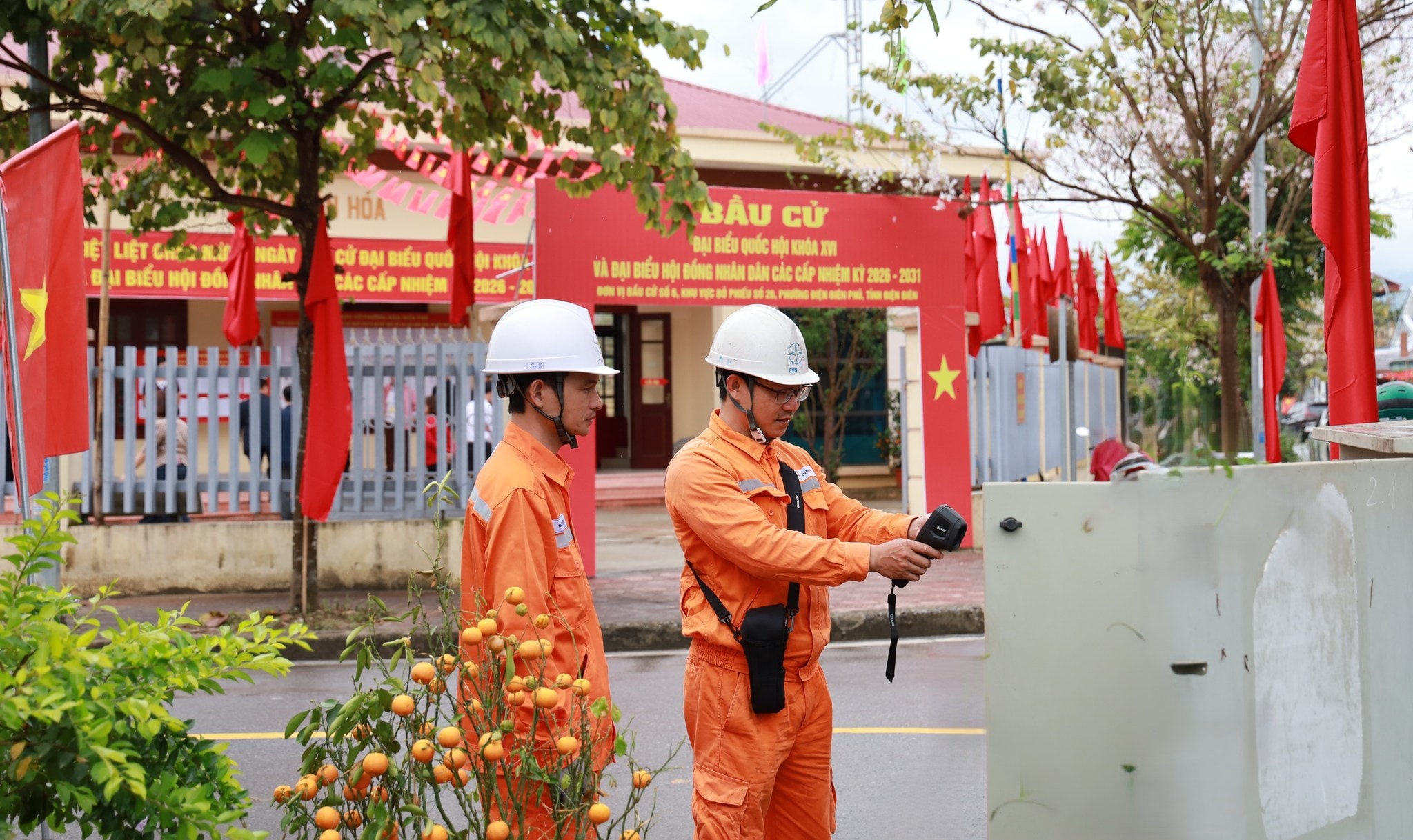 หน่วยงานต่างๆ ได้ส่งเจ้าหน้าที่ไปดูแลเพื่อให้แน่ใจว่ามีกระแสไฟฟ้าเพียงพอในหน่วยเลือกตั้ง (ภาพ: NPC)