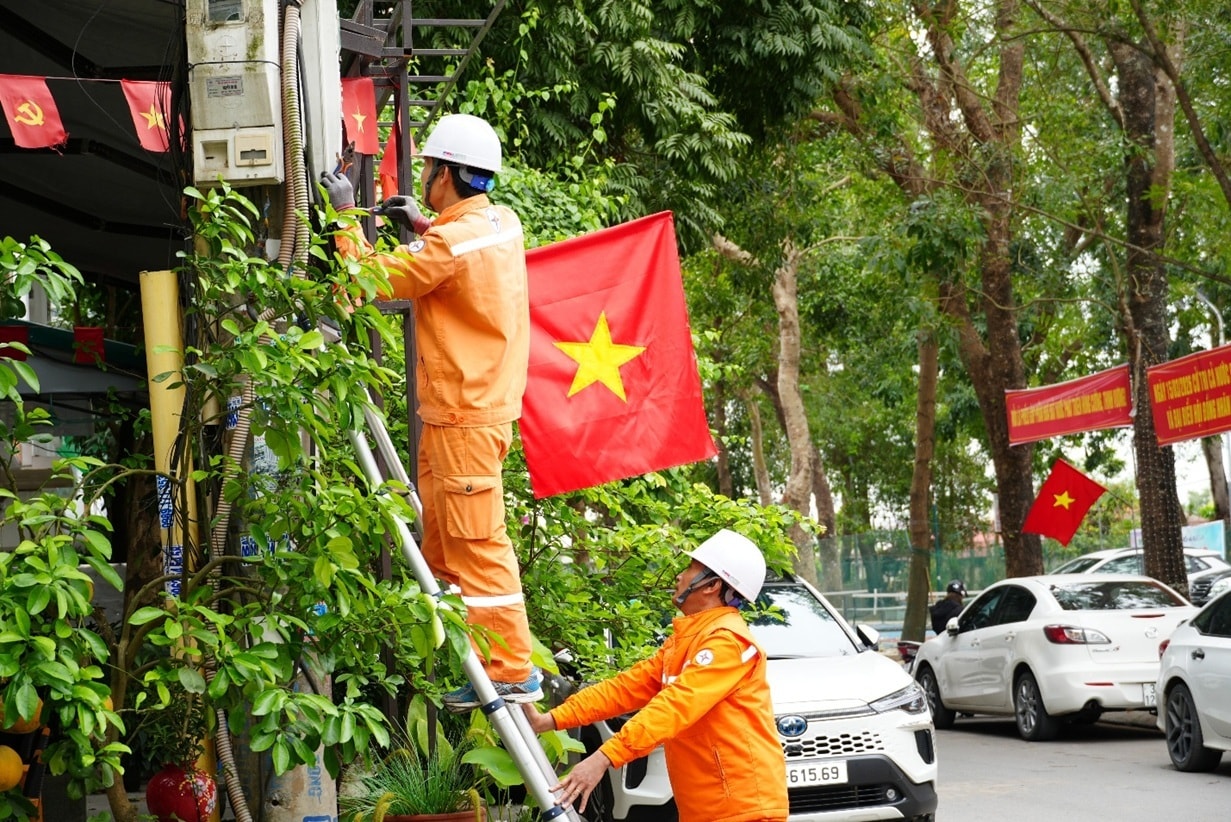 หน่วยงานต่างๆ ได้ส่งเจ้าหน้าที่ไปดูแลเพื่อให้แน่ใจว่ามีกระแสไฟฟ้าเพียงพอในหน่วยเลือกตั้ง (ภาพ: NPC)