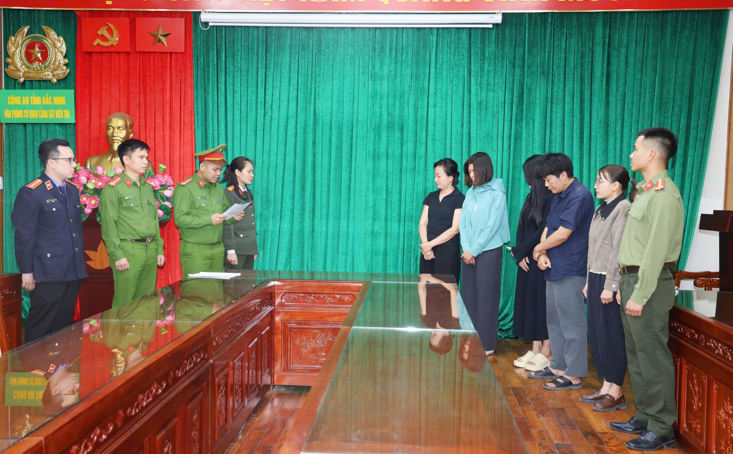 Cơ quan Cảnh sát điêu tra Công an tỉnh Bắc Ninh đọc quyết định khởi tố vụ án, khởi tố bị can và Lệnh bắt bị can để tạm giam
