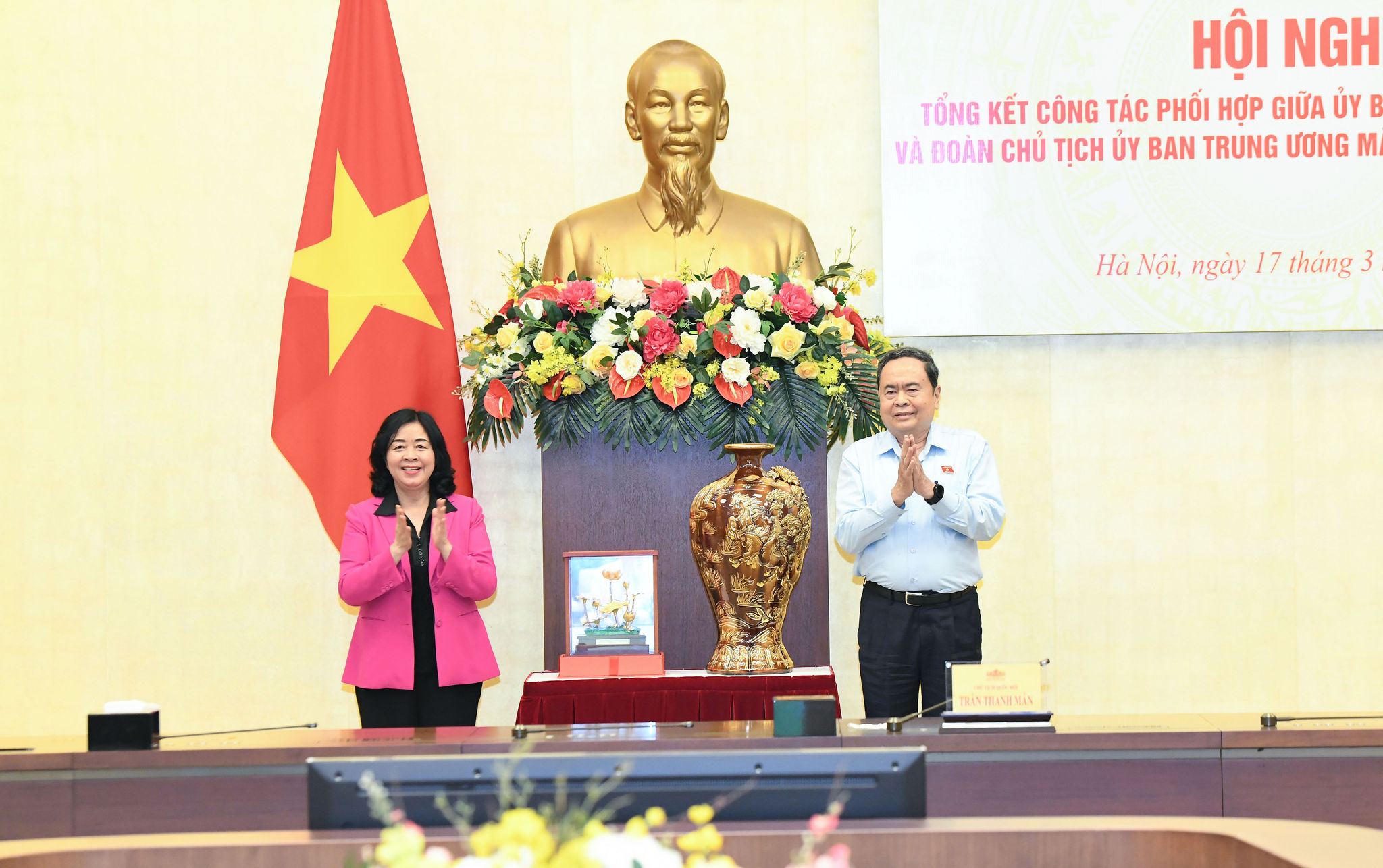 CTQH trao quà tặng Ủy ban Trung ương Mặt trận Tổ quốc Việt NamDSC_4860