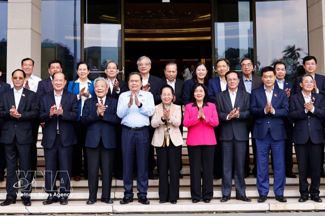 National Assembly Chairman Tran Thanh Man (fourth, left, first row) and President of the VFF Central Committee Bui Thi Minh Hoai (fourth, right, first row) in a group photo with delegates at the conference. (Photo: VNA) vnanet-vff.jpg