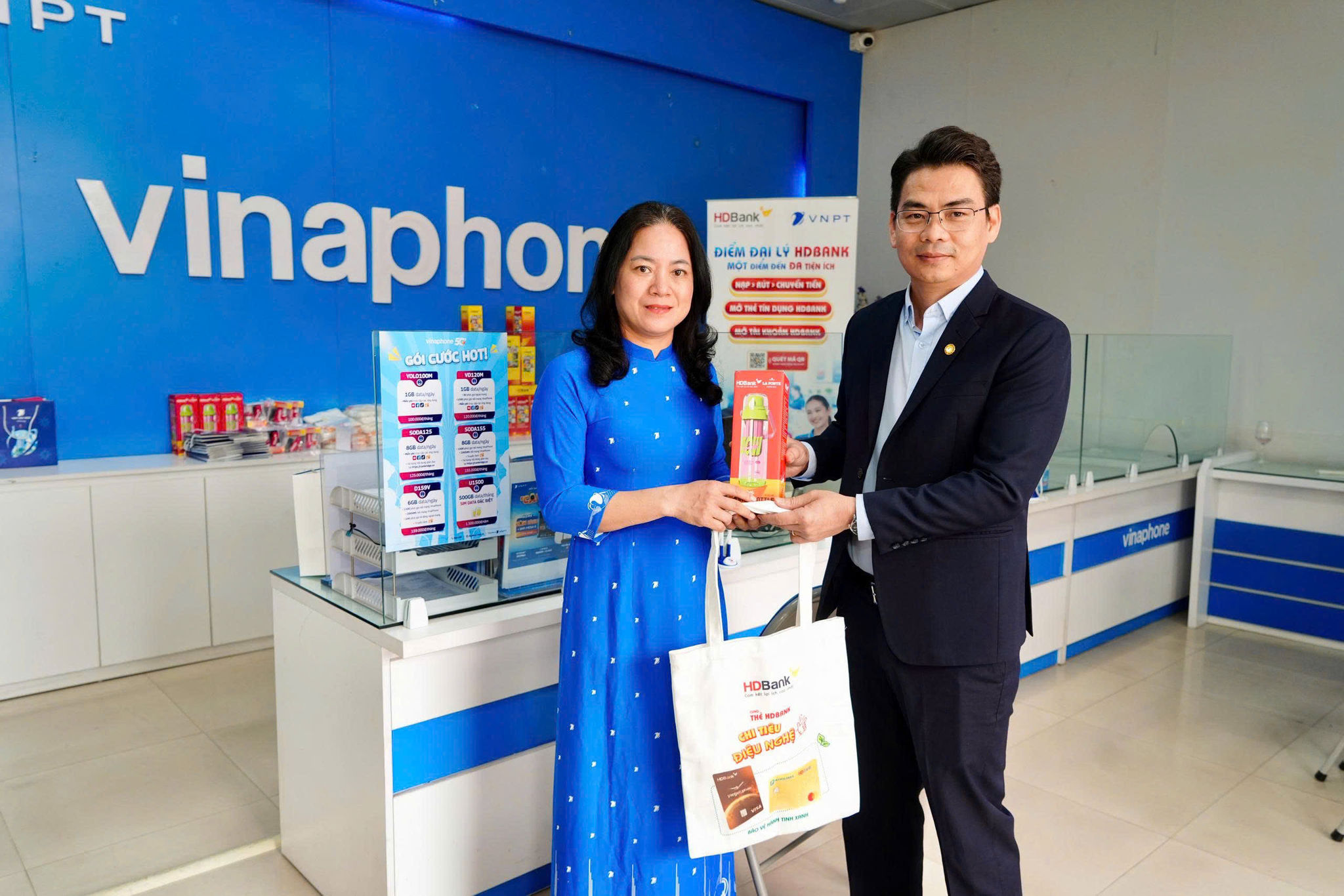 Người dân khi đến trải nghiệm dịch vụ tại điểm giao dịch VNPT nhận được những phần quà ý nghĩa từ HDBank
