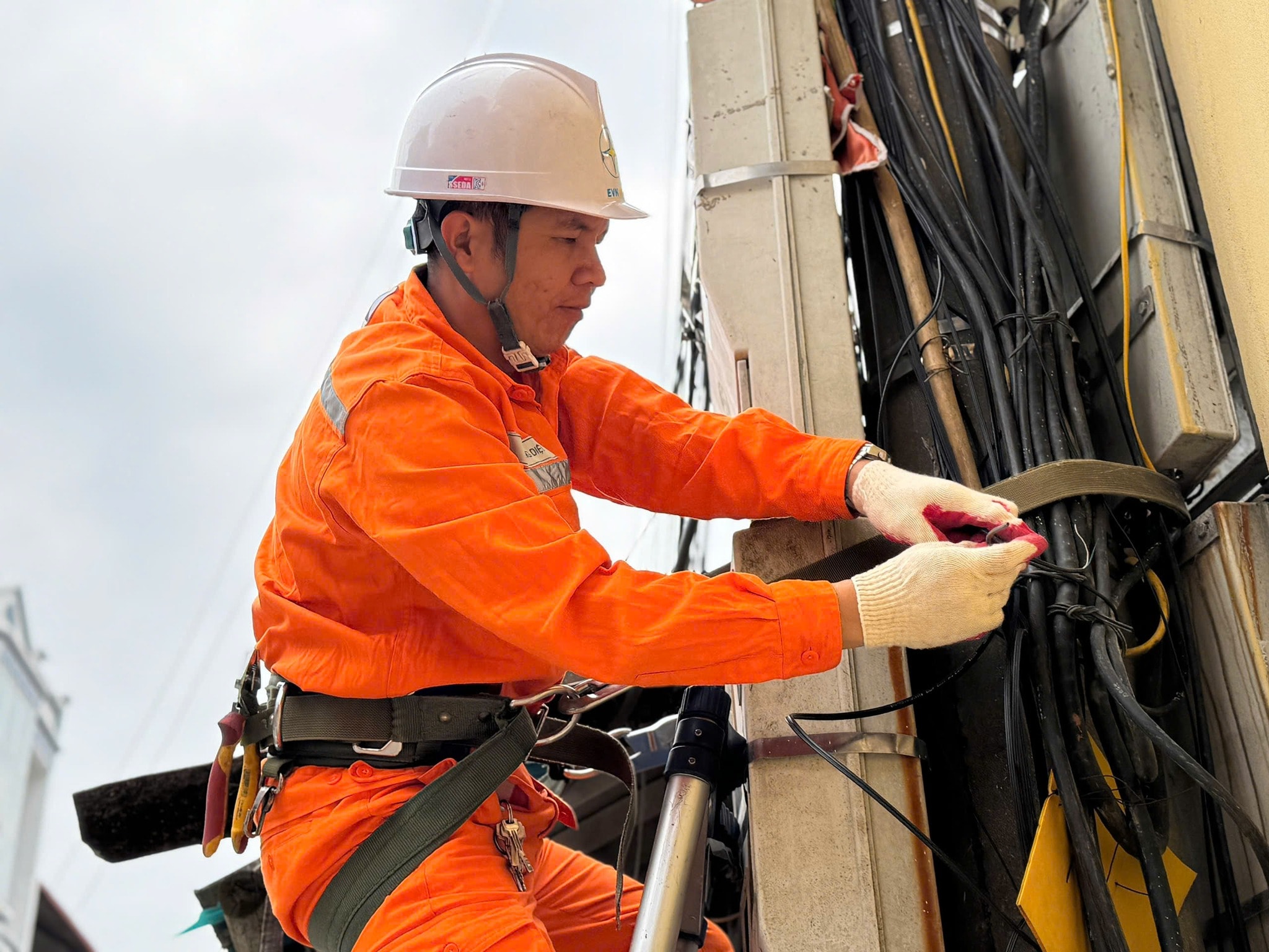 เจ้าหน้าที่บริษัท Lang Son Power Company ตรวจสอบสายไฟหลังมิเตอร์และปรับสายไฟเพื่อให้แน่ใจว่ามีการจ่ายกระแสไฟฟ้าสำหรับการเลือกตั้ง
