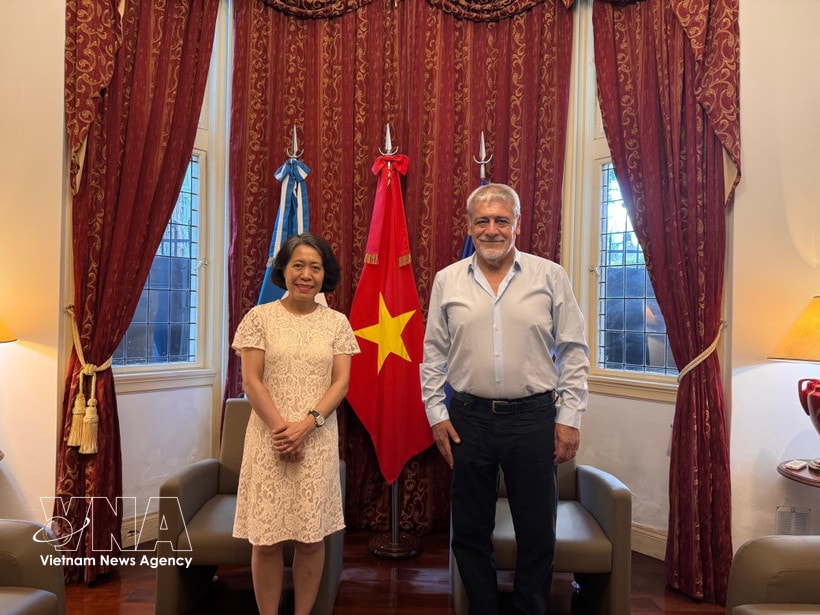 Vietnamese Ambassador to Argentina Ngo Minh Nguyet and President of the Latin American and Caribbean Confederation of State Workers (CLATE) Julio Fuentes. (Photo: VNA)