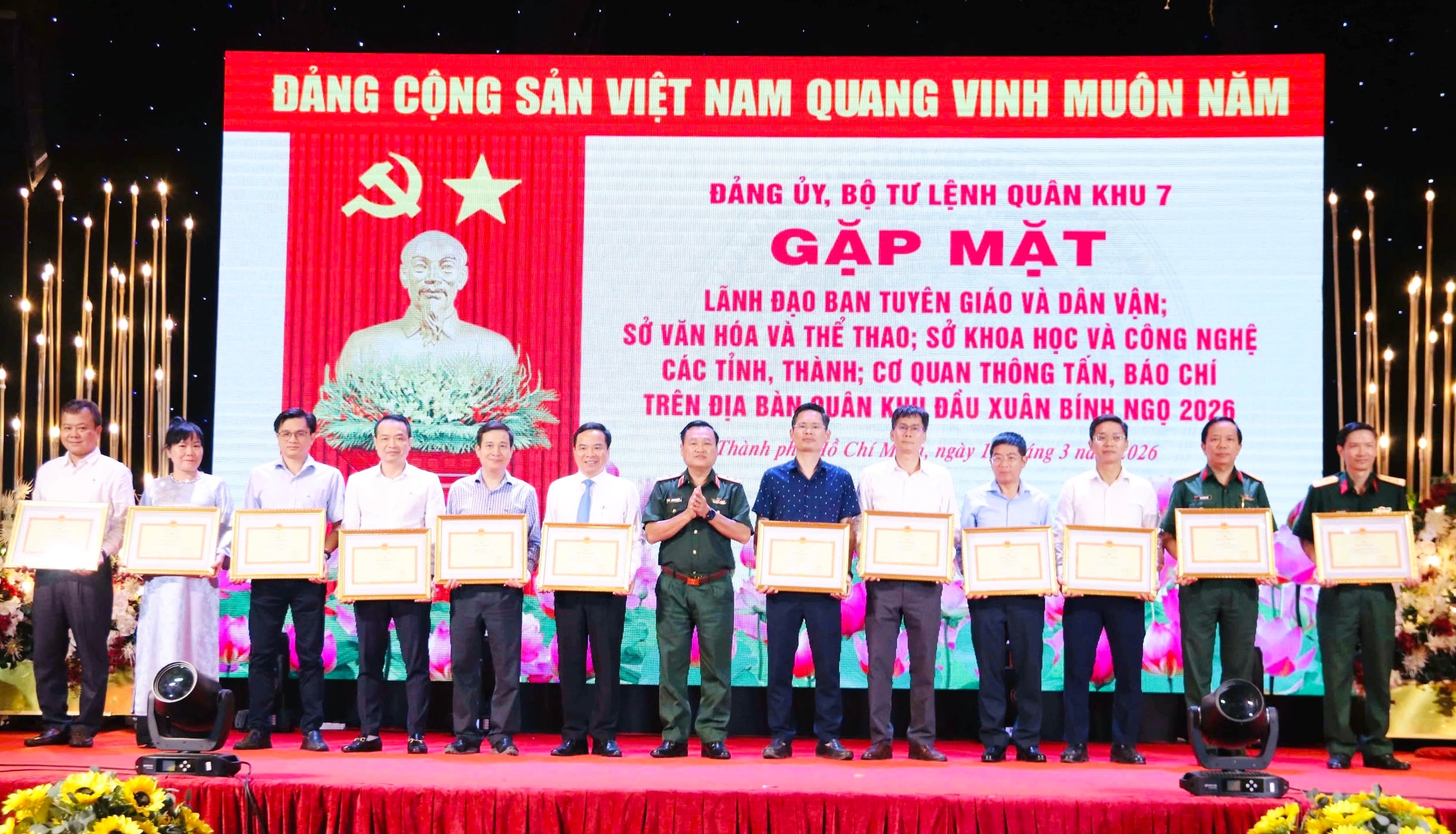 Tặng bằng khen cho các tập thể có thành tích xuất sắc trong phối hợp tuyên truyền hoạt động của LLVT Quân khu 7 năm 2025