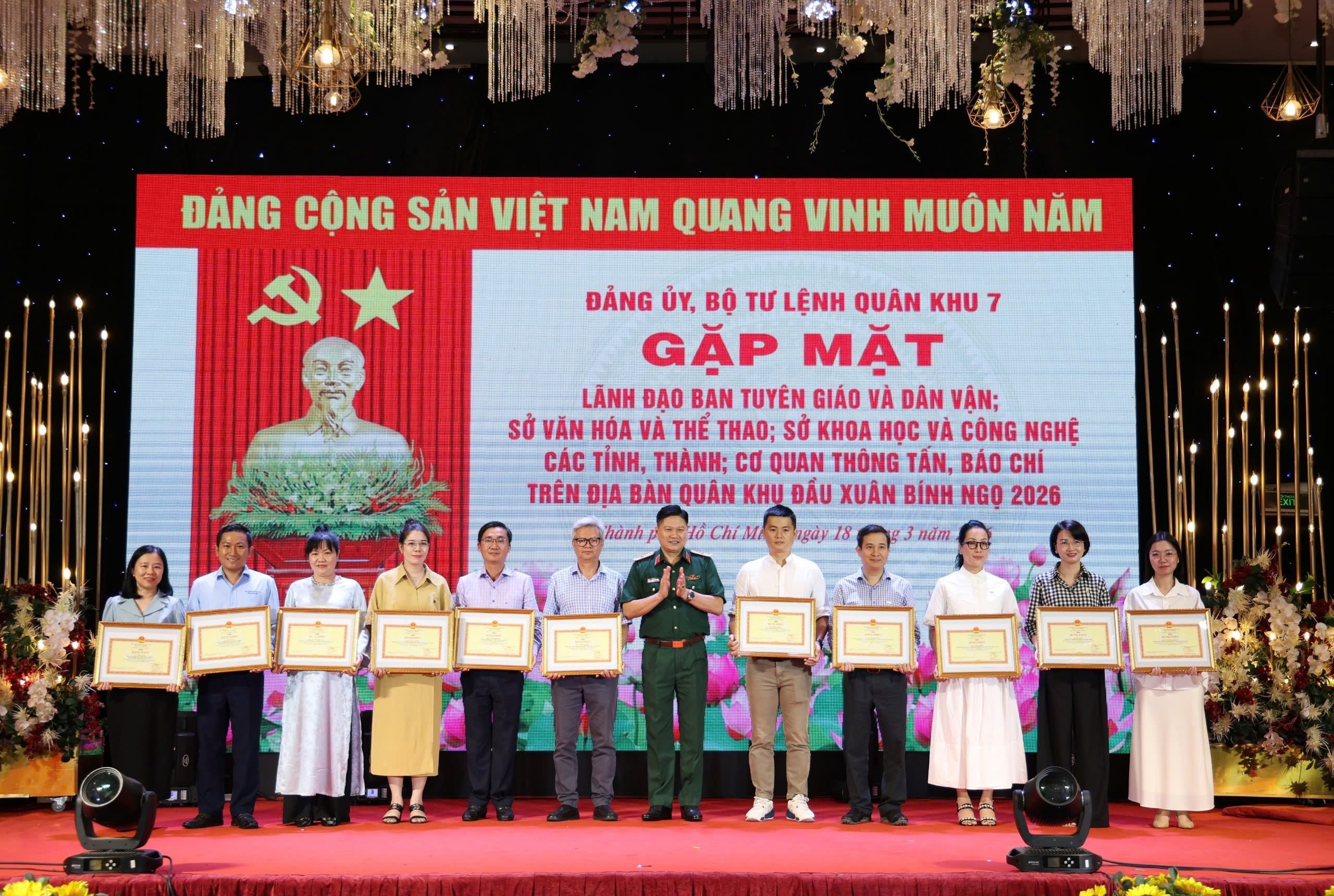 Phóng viên Báo Đại biểu Nhân dân nhận Bằng khen của Bộ Tư lệnh Quân khu 7 vì có thành tích xuất sắc trong phối hợp tuyên truyền hoạt động của LLVT Quân khu năm 2025