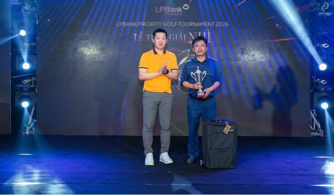 Golfer nhận giải Nhì tại Gala LPBank Priority Golf Tournament 2026. (Ảnh: Vietnam+) 4.jpg