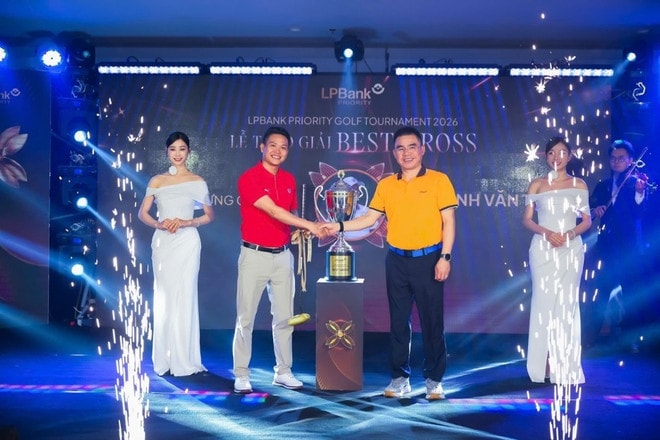Golfer nhận giải Best gross tại Gala LPBank Priority Golf Tournament 2026. (Ảnh: Vietnam+) 2.jpg