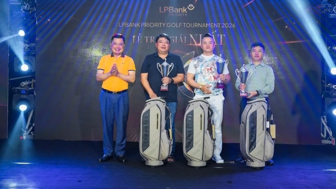 Các Golfer nhận giải Nhất tại Gala LPBank Priority Golf Tournament 2026. (Ảnh: Vietnam+) 3.jpg