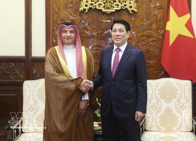 State President Luong Cuong (R) receives Saudi Arabian Ambassador Thamer Mohammed al-Gosaibi in Hanoi on March 18. (Photo: VNA) vnanet-saudi-arabia.jpg