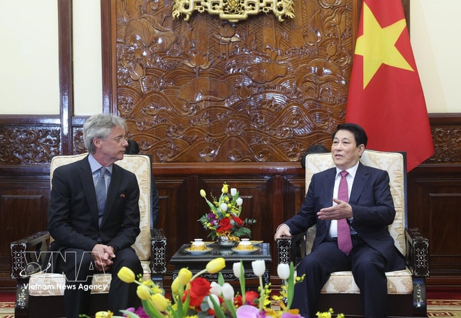 State President Luong Cuong (R) receives Jean-Francois Harvey, the Ambassador of the Commonwealth of Dominica to Vietnam, in Hanoi on March 18. (Photo: VNA) vnanet-dominica.jpg