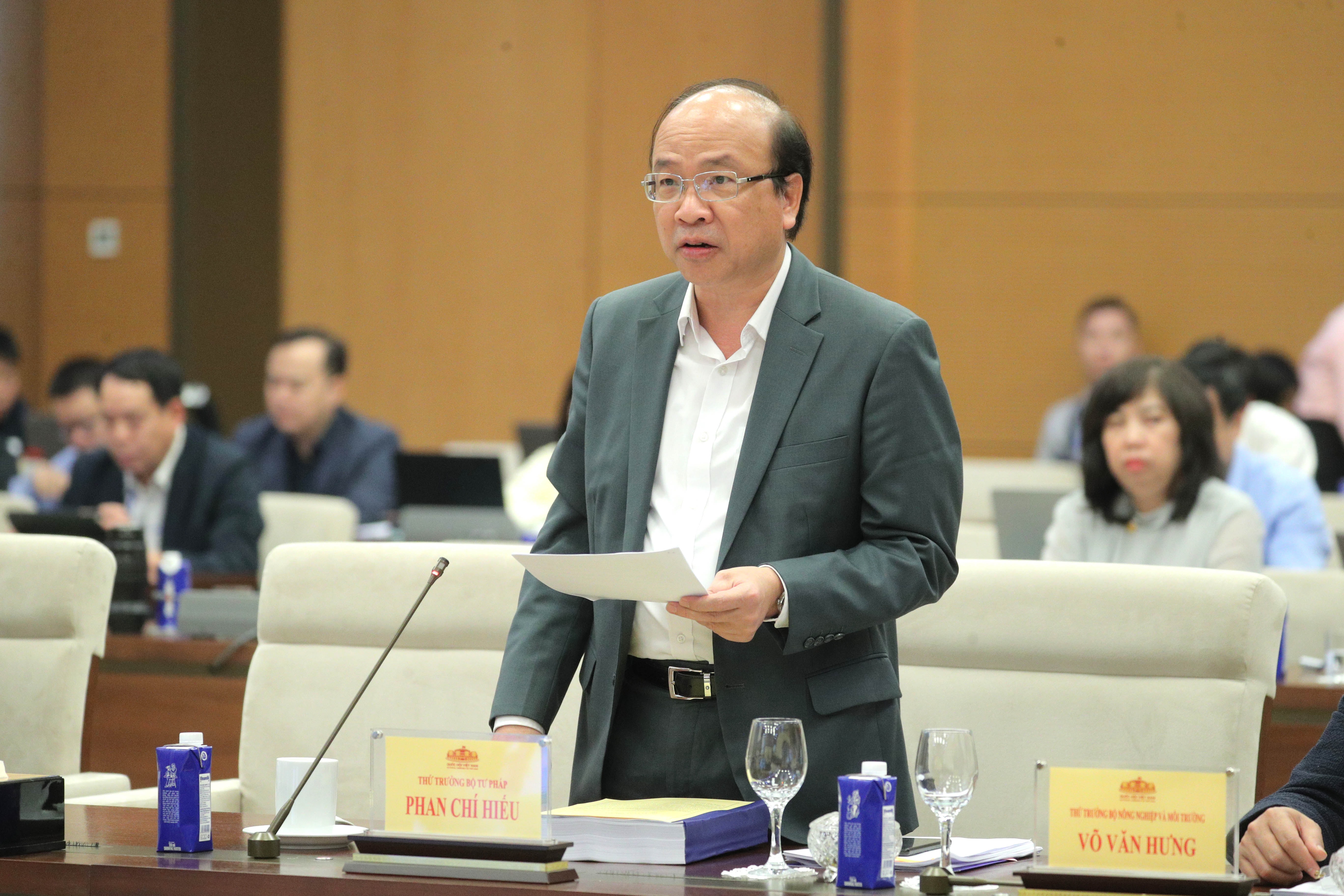 Thứ trưởng Bộ Tư pháp Phan Chí Hiếu phát biểu