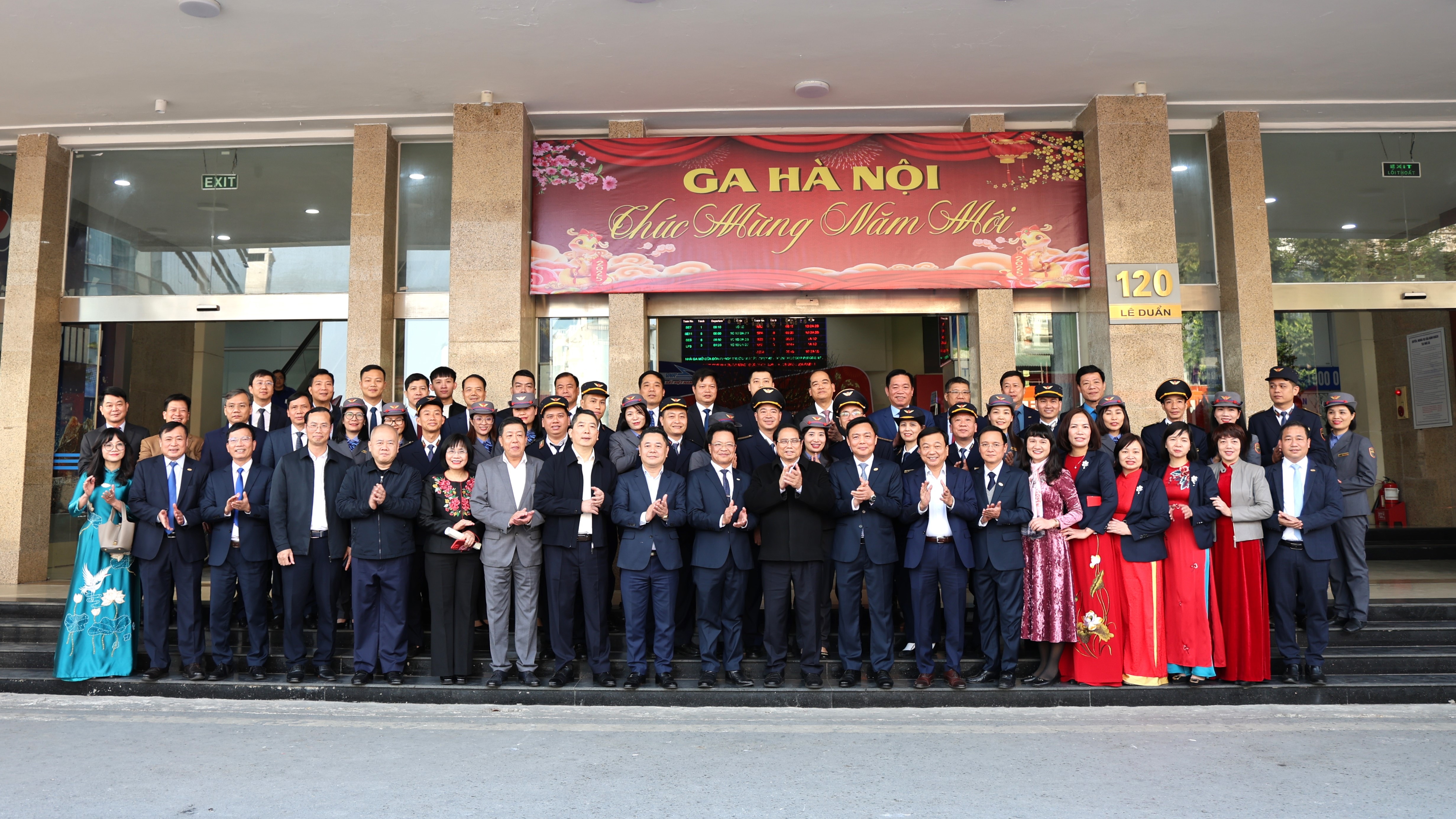Thủ tướng Chính phủ kiểm tra công tác phục vụ vận tải Tết tại Ga HN