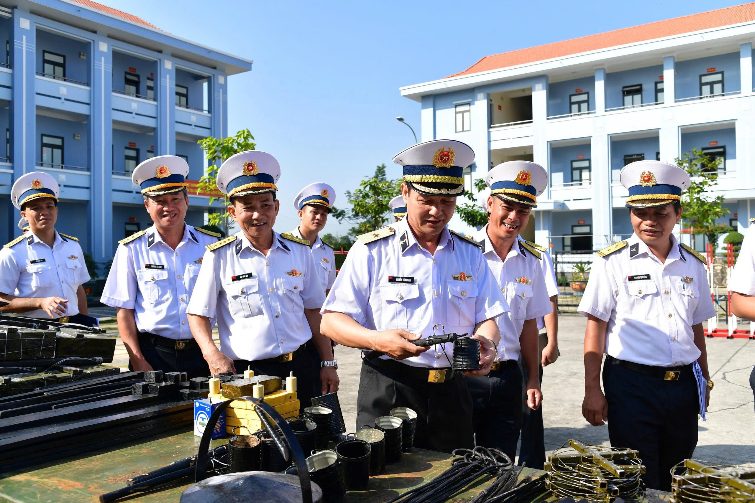 2. Chuẩn Đô đốc Nguyễn Văn Quán, Tư lệnh Vùng 2 kiểm tra công tác ra quân huấn luyện tại Trung tâm Huấn luyện