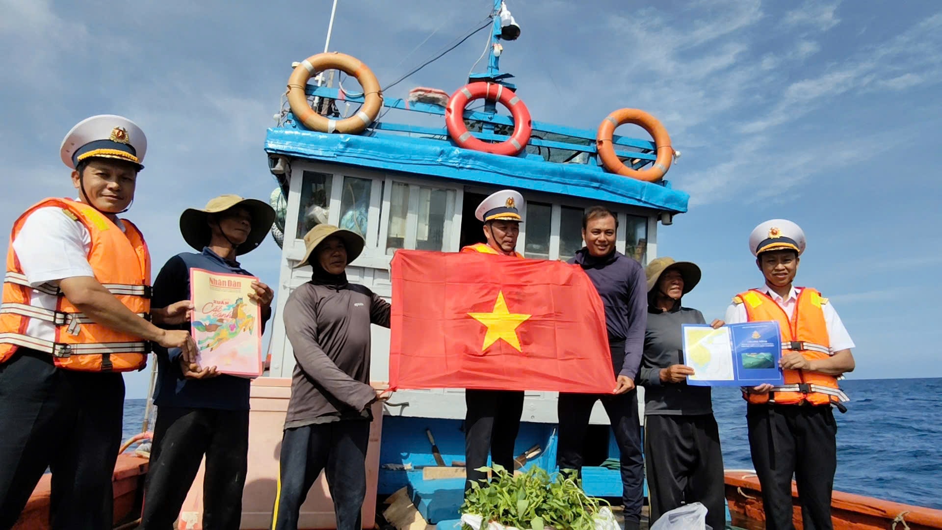 6. Lực lượng của Vùng 2 tuyên truyền, tặng cờ Tổ quốc cho ngư dân trên biển