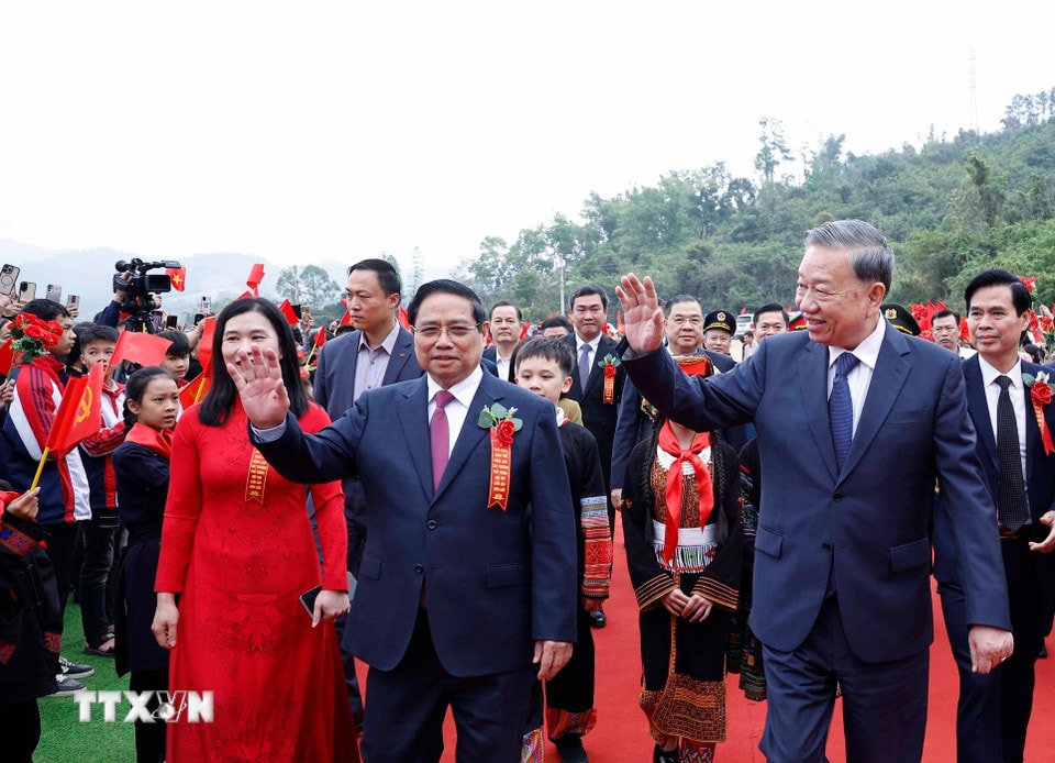 Tổng Bí thư Tô Lâm và Thủ tướng Phạm Minh Chính dự Lễ khởi công, động thổ đồng loạt các trường nội trú liên cấp biên giới tại xã Đồng Đăng, tỉnh Lạng Sơn. (Ảnh: Thống Nhất/TTXVN)