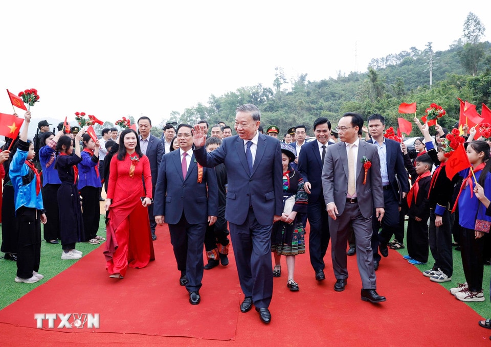 Tổng Bí thư Tô Lâm và Thủ tướng Phạm Minh Chính dự Lễ khởi công, động thổ đồng loạt các trường nội trú liên cấp biên giới tại xã Đồng Đăng, tỉnh Lạng Sơn. (Ảnh: Thống Nhất/TTXVN)