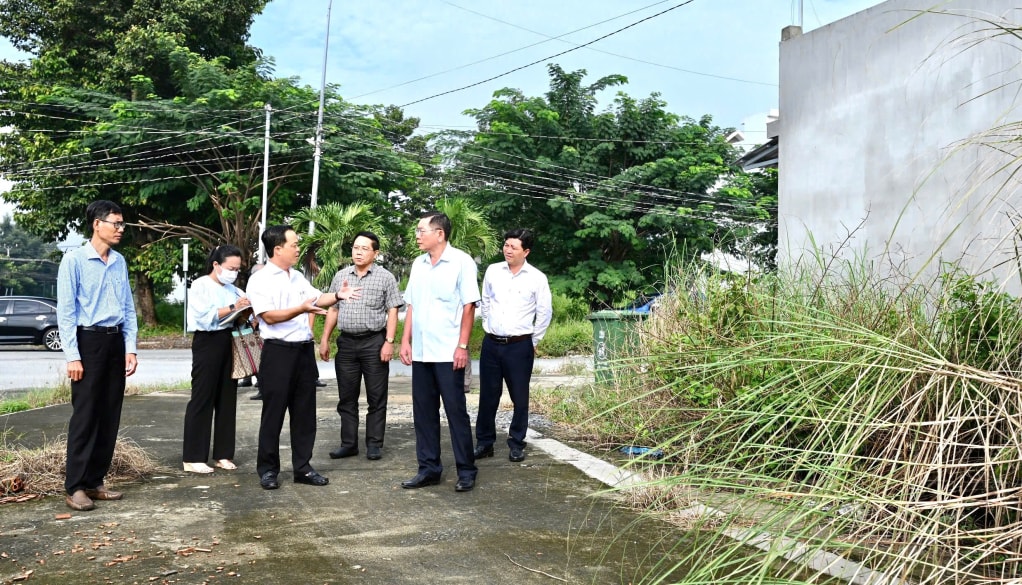 Các thành viên Đoàn giám sát Ban Pháp chế HĐND tỉnh trong một cuộc giám sát về việc cấp giấy chứng nhận quyền sử dụng đất trên địa bàn. Ảnh Phượng Hằng