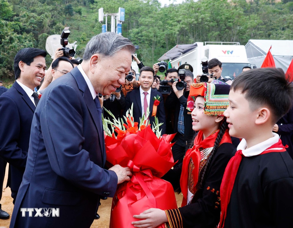 Thiếu nhi dân tộc tỉnh Lạng Sơn chào đón Tổng Bí thư Tô Lâm tới dự Lễ khởi công, động thổ đồng loạt các trường nội trú liên cấp biên giới. (Ảnh: Thống Nhất/TTXVN)