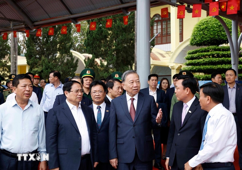 Tổng Bí thư Tô Lâm, Thủ tướng Phạm Minh Chính và đoàn công tác Trung ương kiểm tra thực địa tại ga Đồng Đăng. (Ảnh: Thống Nhất/TTXVN)